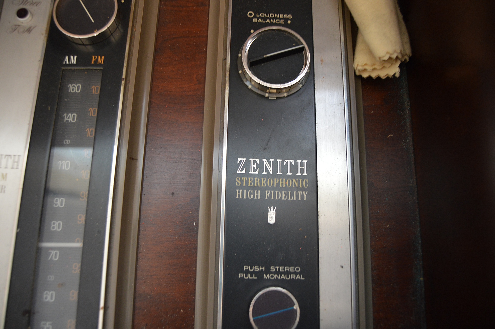 Zenith Retro Walnut Stereo with Turntable EBTH