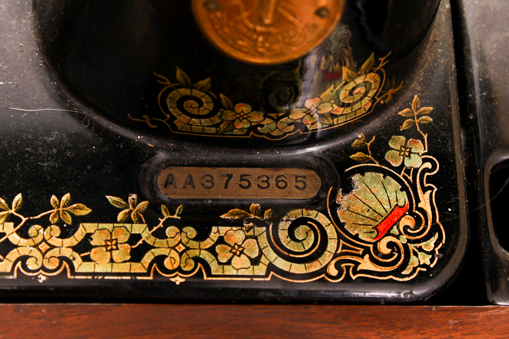 Vintage 1925 Singer Treadle Sewing Machine and Cabinet | EBTH