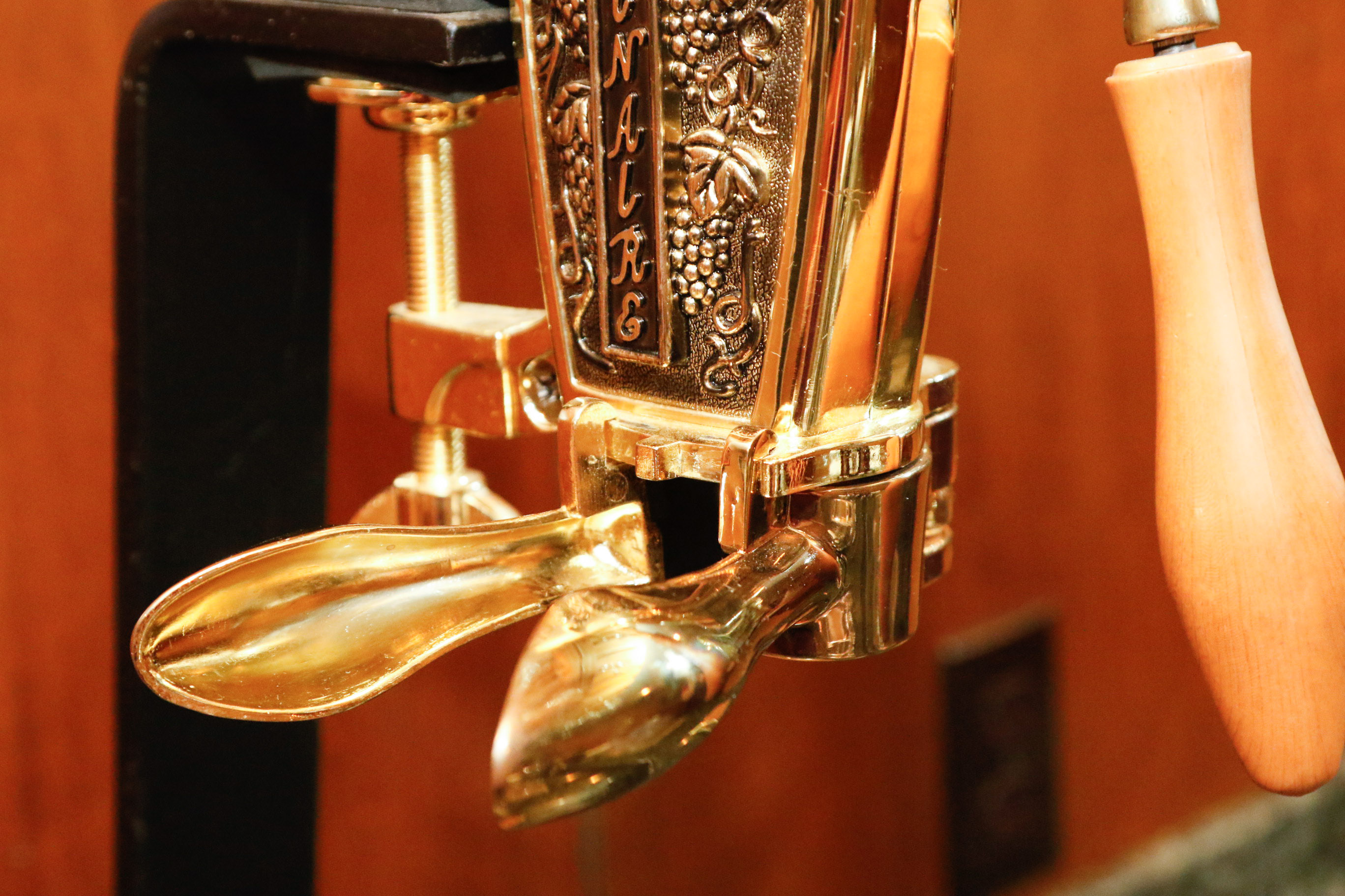 Vinaire Countertop Wine Bottle Opener EBTH