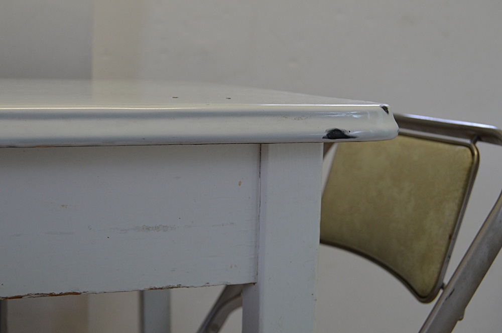 1940's White Enamel Kitchen Table and Samsonite Folding Chairs EBTH
