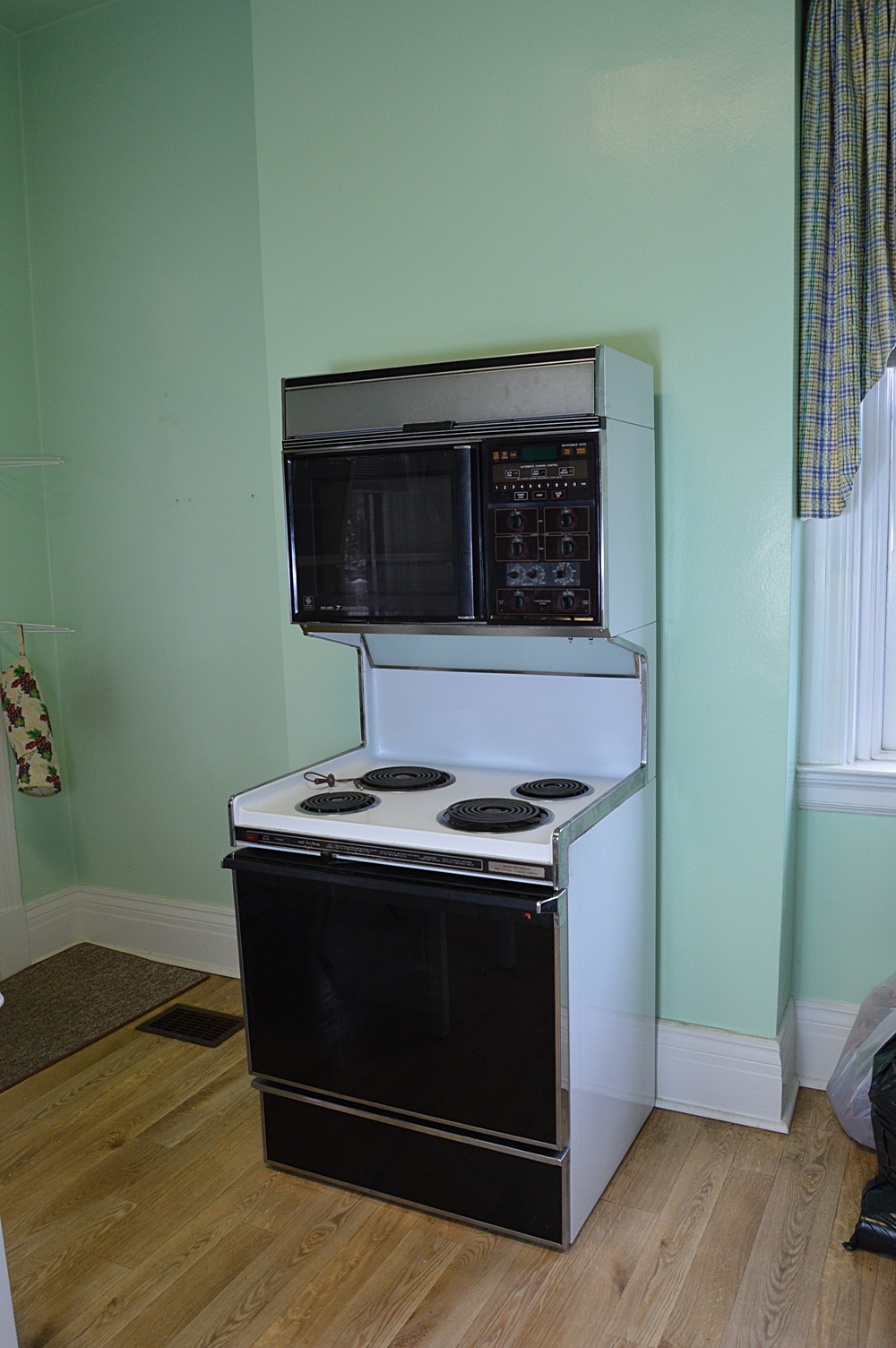 1986 GE Electric Range/Oven with Top Microwave EBTH
