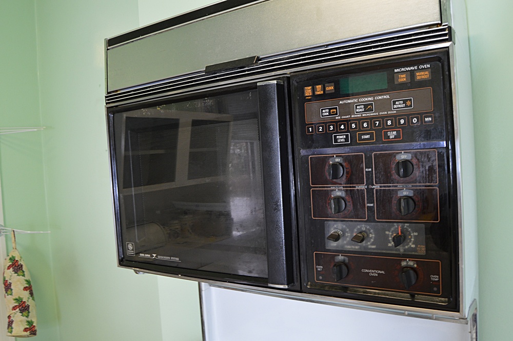 1986 GE Electric Range/Oven with Top Microwave EBTH