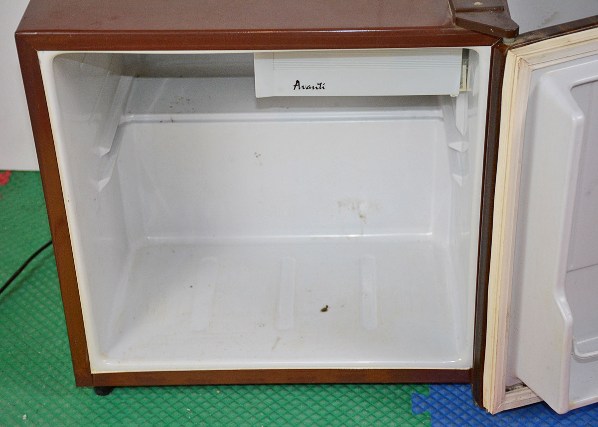 Retro Avanti Brown Woodgrain Mini Fridge EBTH