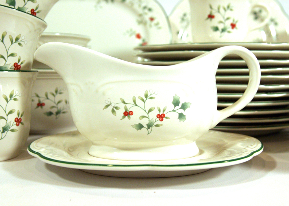 Pfaltzgraff "Winterberry" Dinnerware Set EBTH