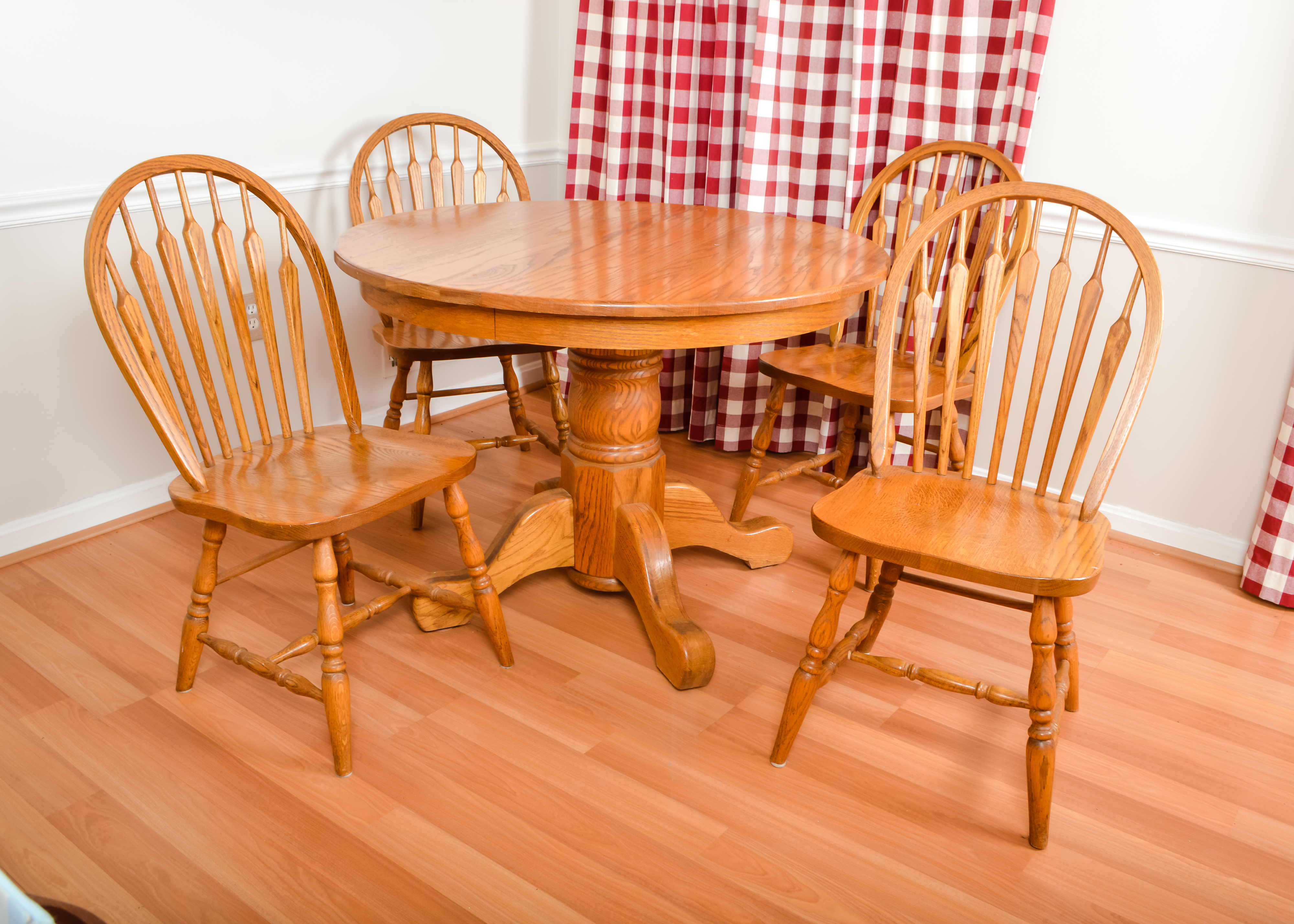 Oak Round Kitchen Table With Matching Chairs EBTH   Untitled 250 