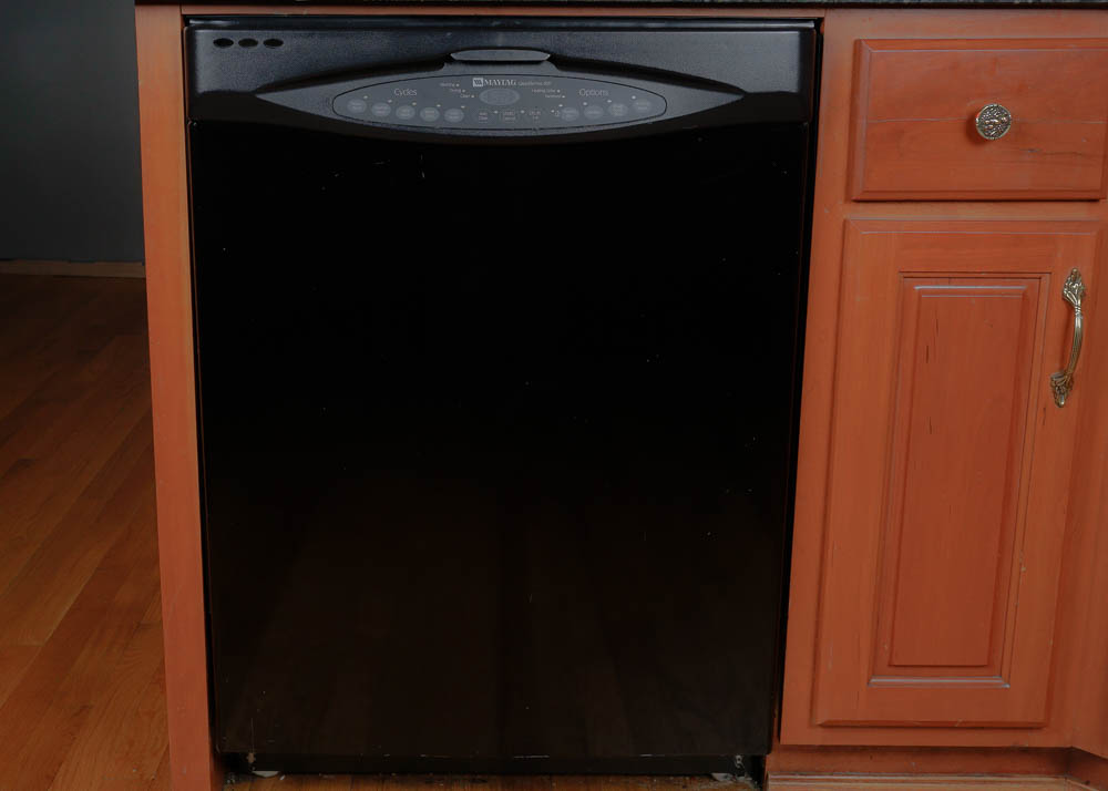 Maytag Quiet Series 300 Dishwasher in Black Gloss Finish EBTH