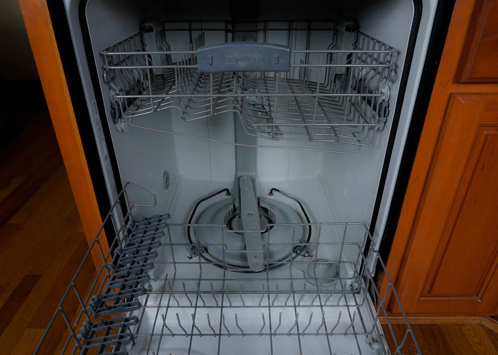 Maytag Quiet Series 300 Dishwasher in Black Gloss Finish EBTH