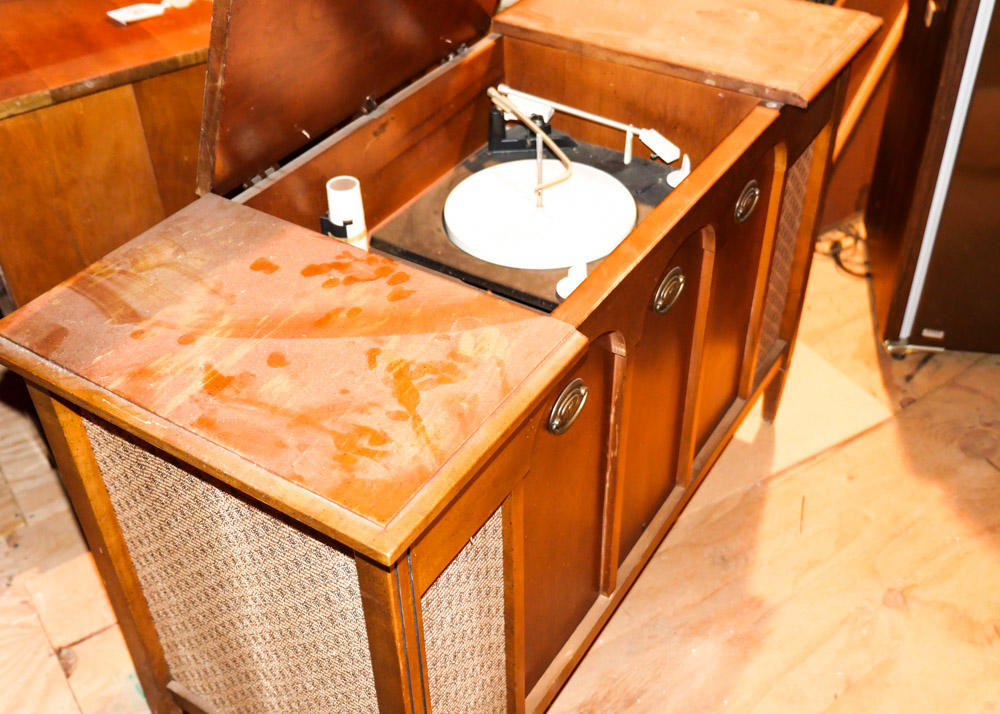 Vintage Turntable with Records EBTH