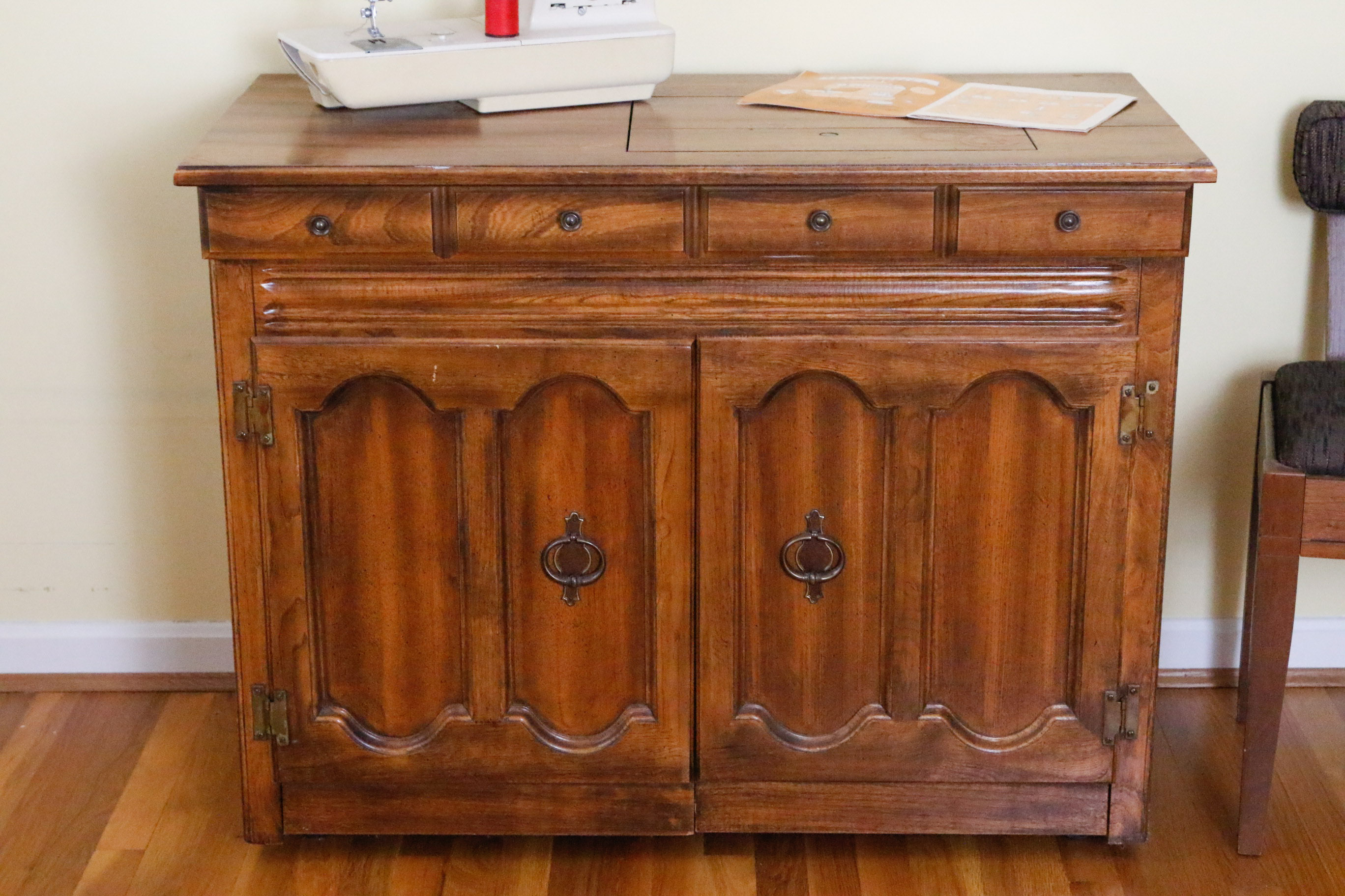 Singer Athena 2000 Sewing Machine with and Chair EBTH