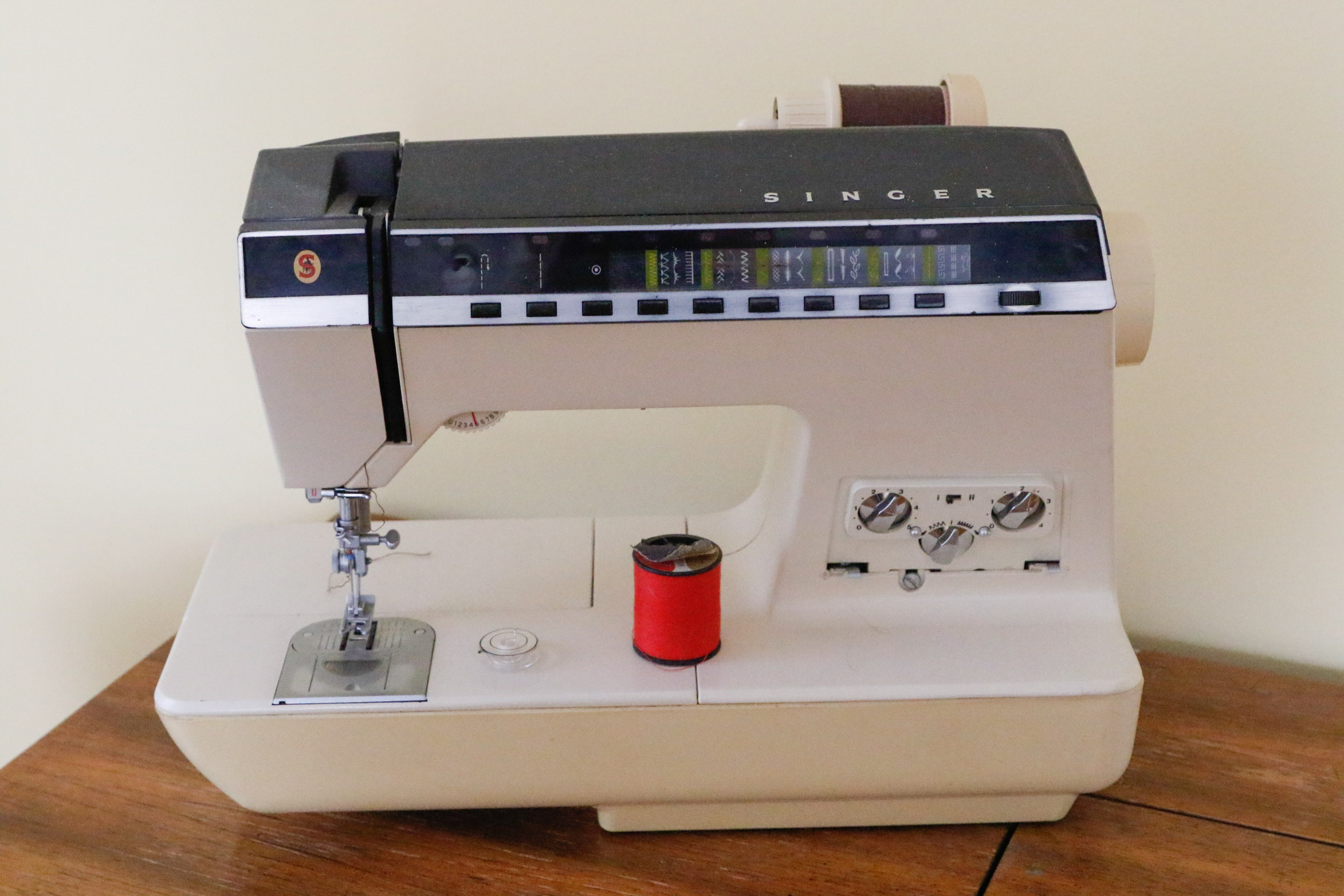 Singer Athena 2000 Sewing Machine with and Chair EBTH