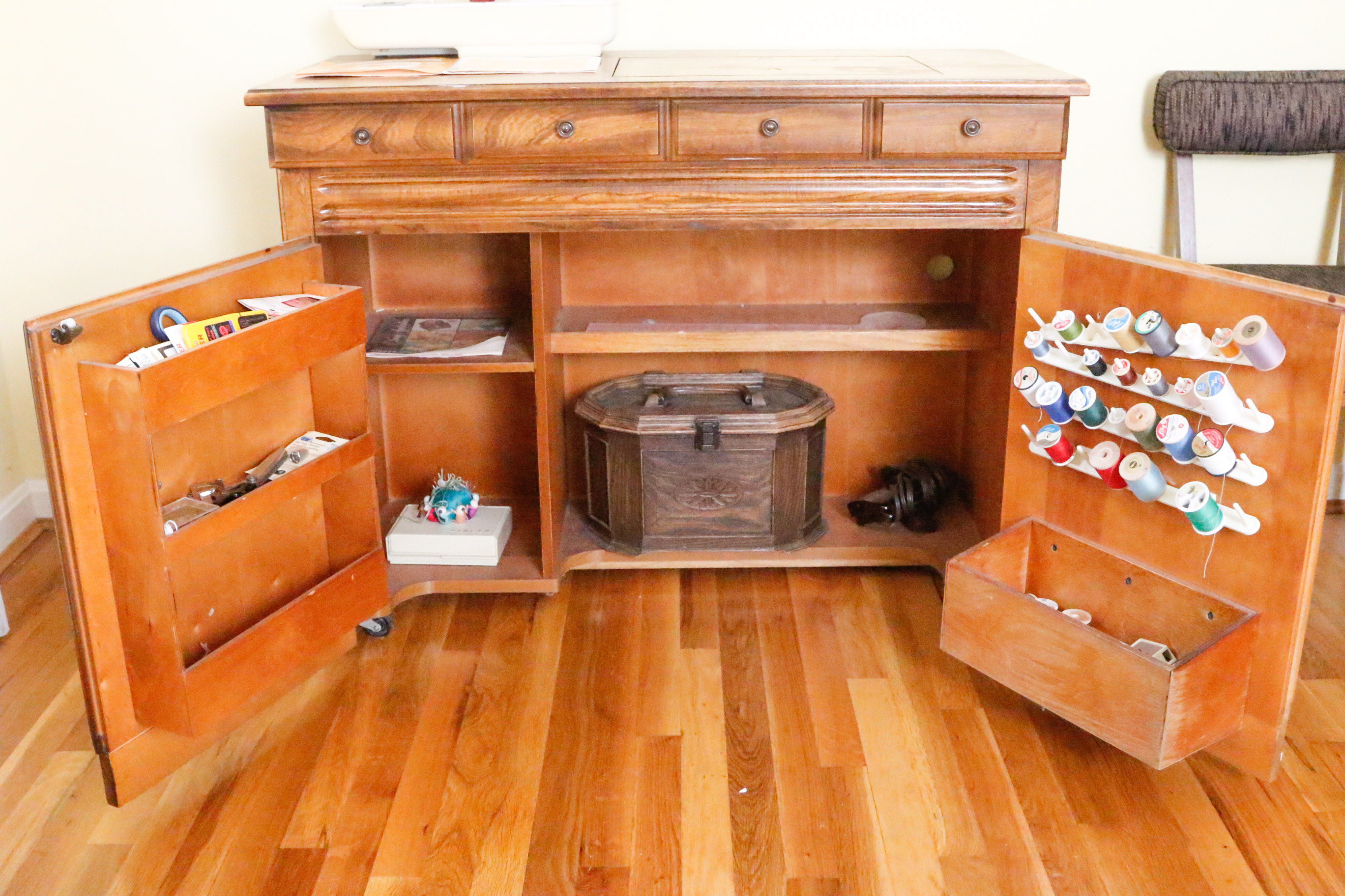 Singer Athena 2000 Sewing Machine with and Chair EBTH