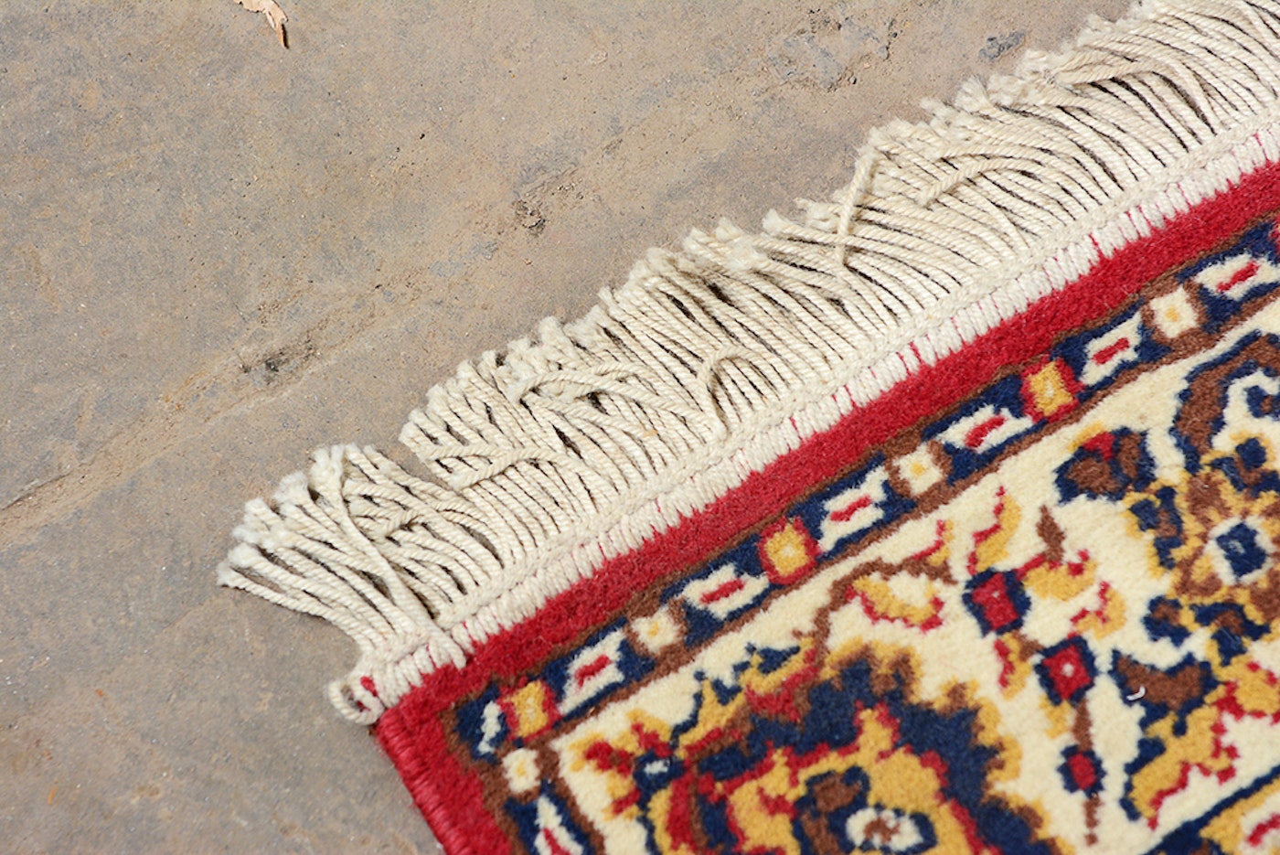 4' x 6' Sarouk Olefin Area Rug : EBTH