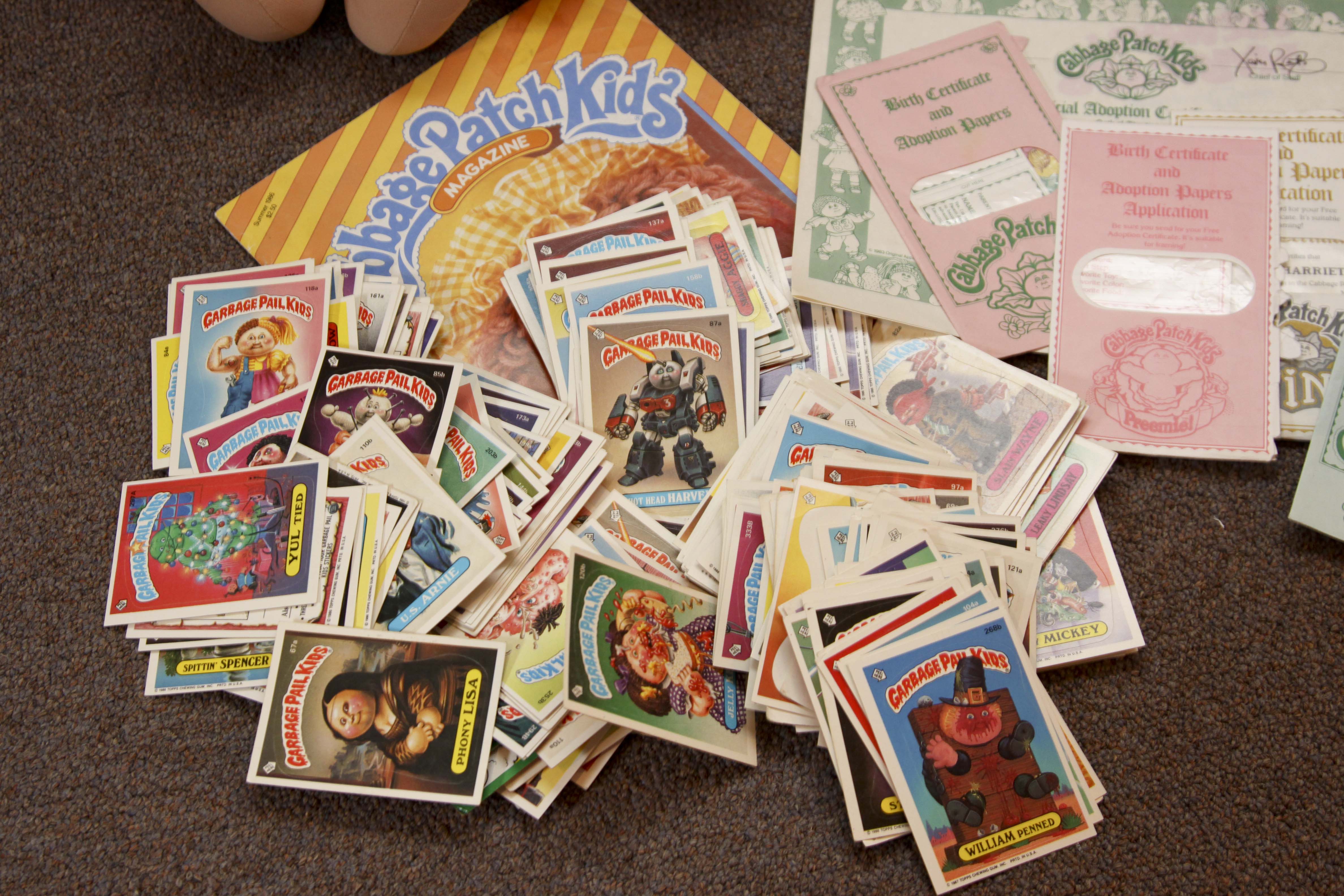 Four Cabbage Patch Dolls and Garbage Pail Kids Trading Cards EBTH