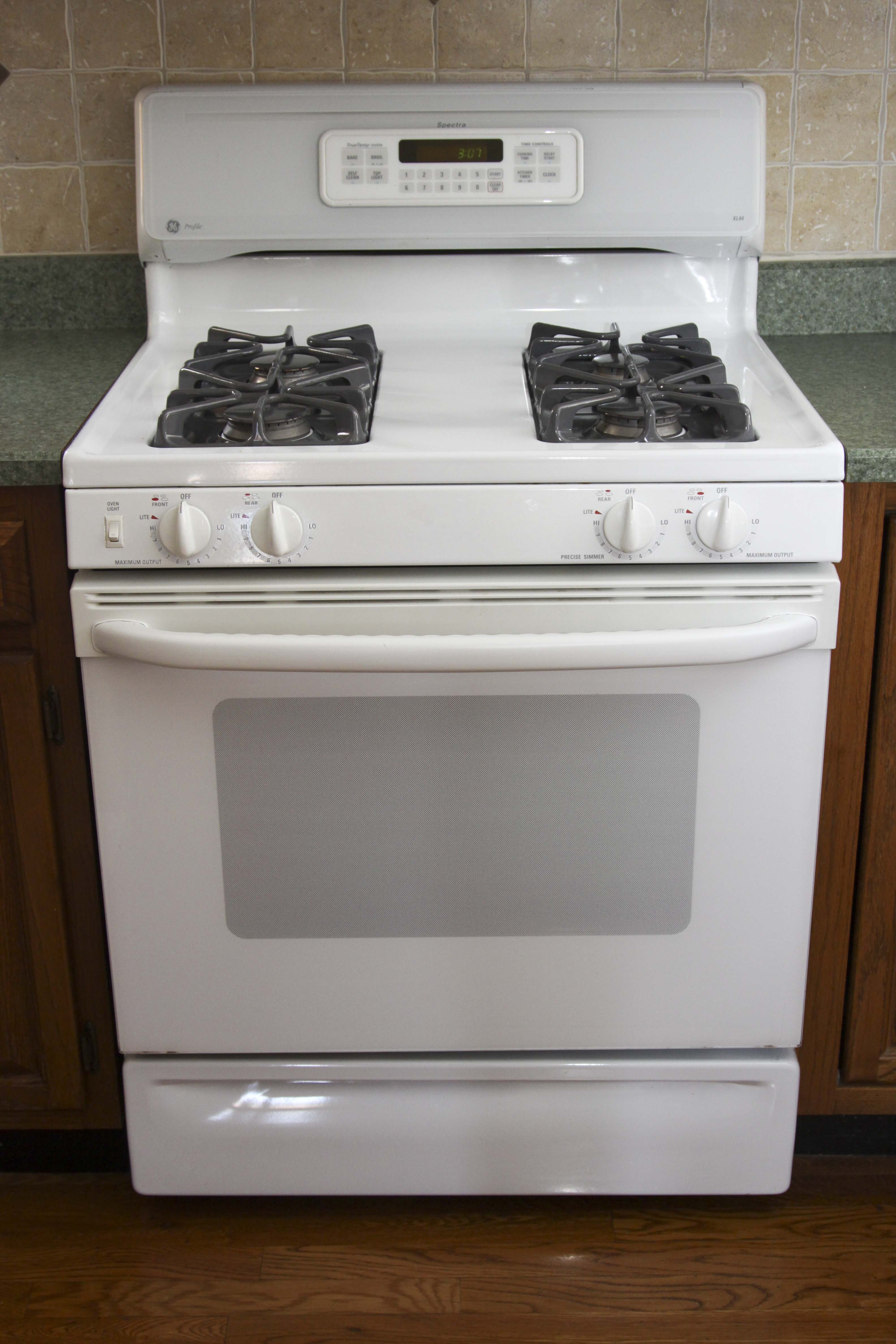 General Electric 'Profile XL44' Gas Stove in White EBTH