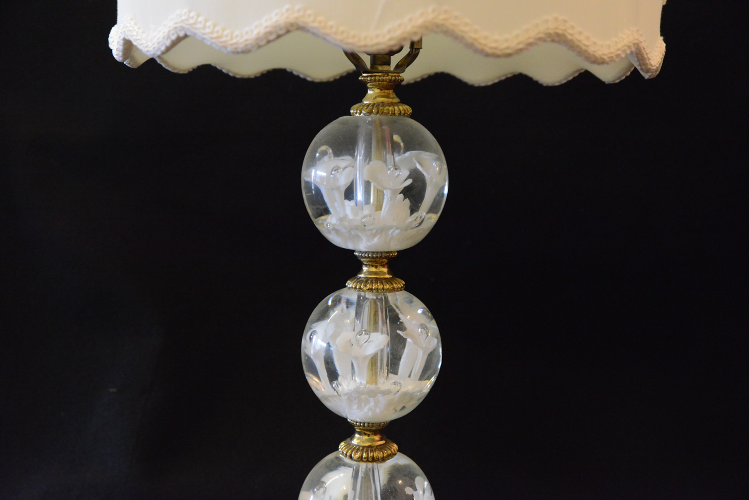 Vintage St. Clair Floral Art Glass Table Lamp EBTH