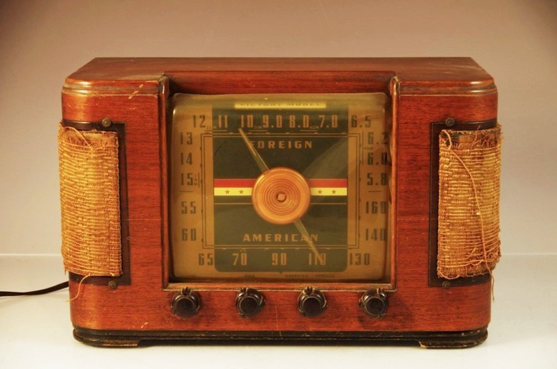 Vintage Crosley "Victory" Tabletop Radio EBTH