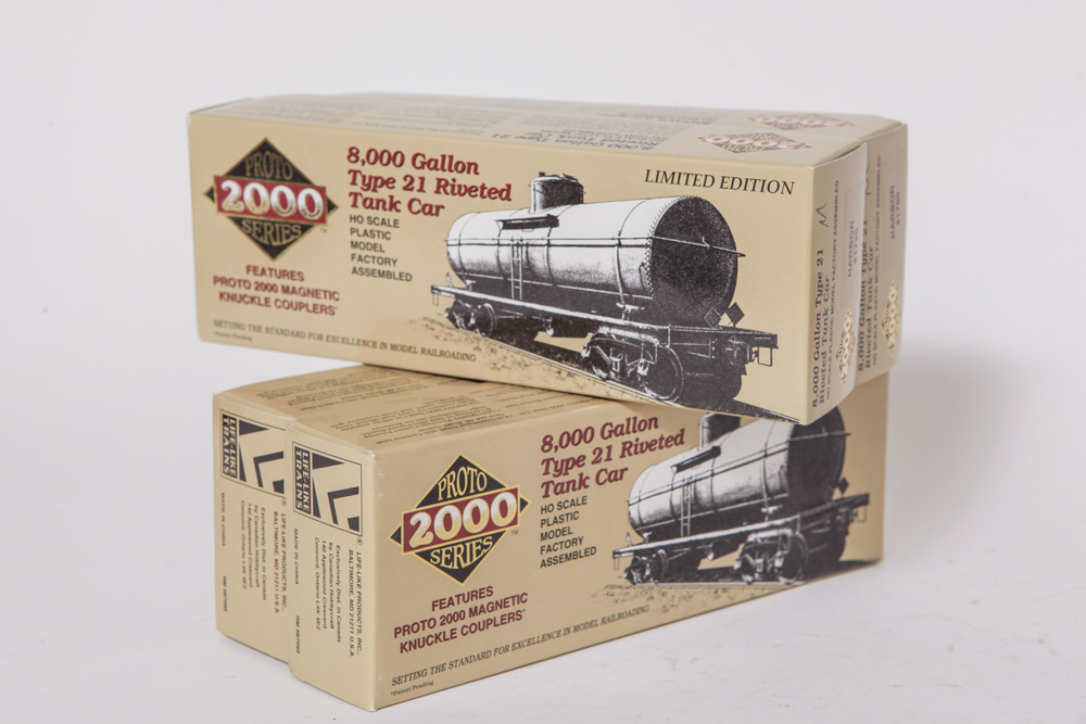 Set of Eight Vintage HO Scale Model Train Kits EBTH