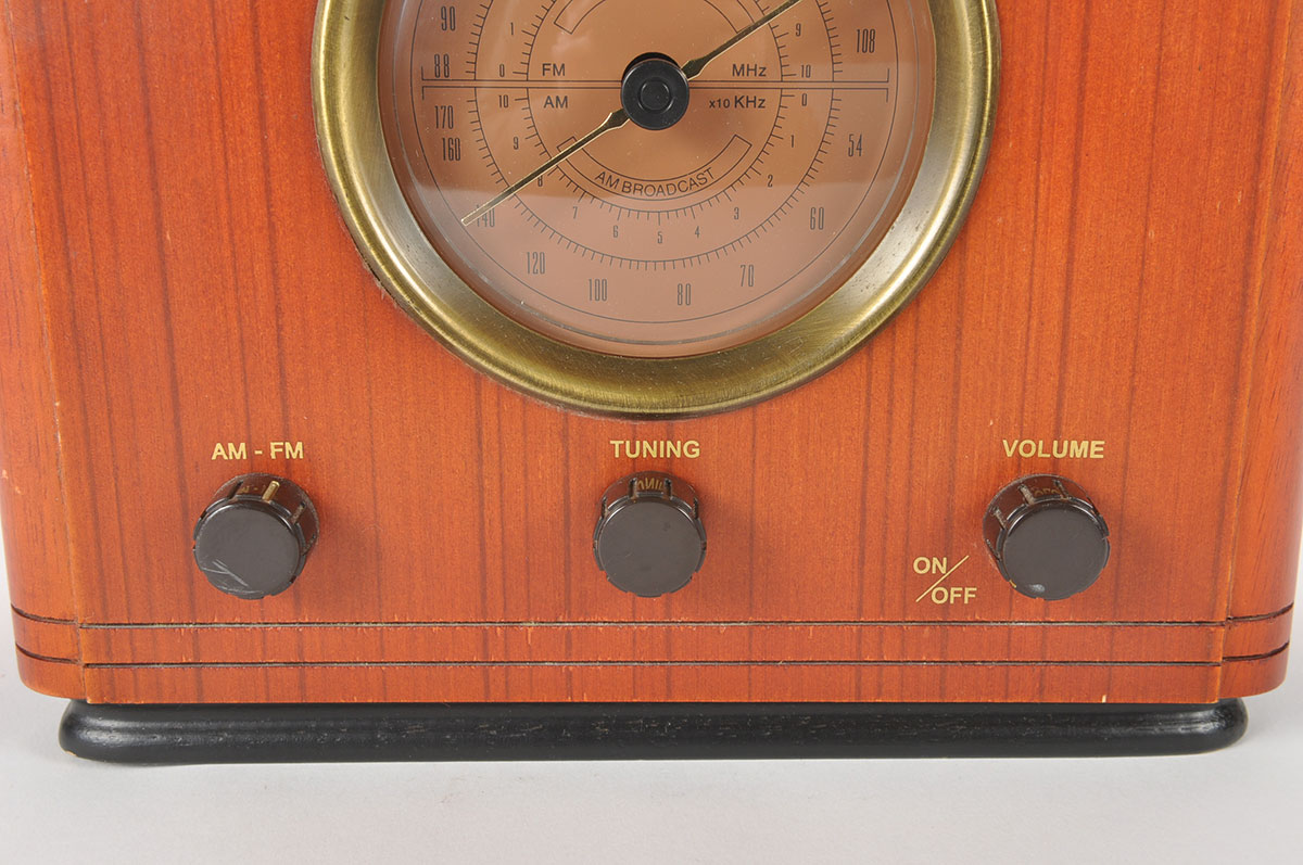 Classic Collectors Edition Reproduction Vintage Radio with Wood Case EBTH