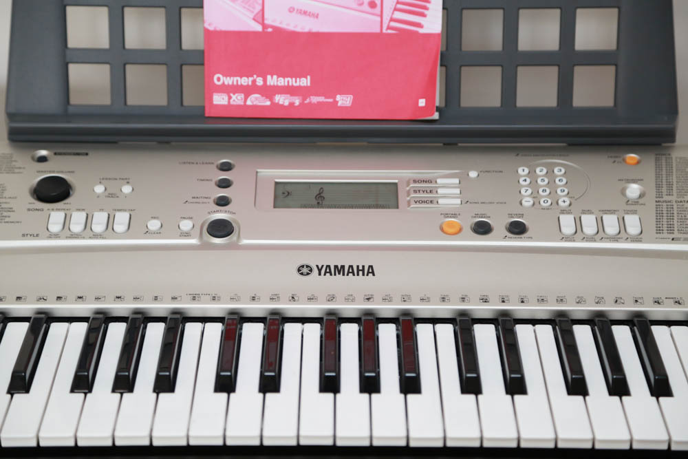 Yamaha PSRE313 Portable Keyboard with Stand and Benches EBTH