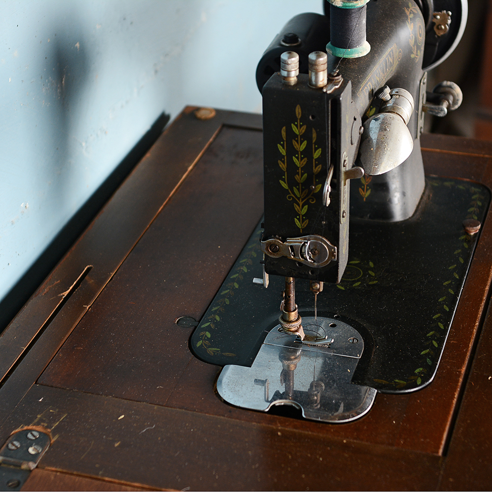 Antique Sears Roebuck Franklin Sewing Machine and Table EBTH