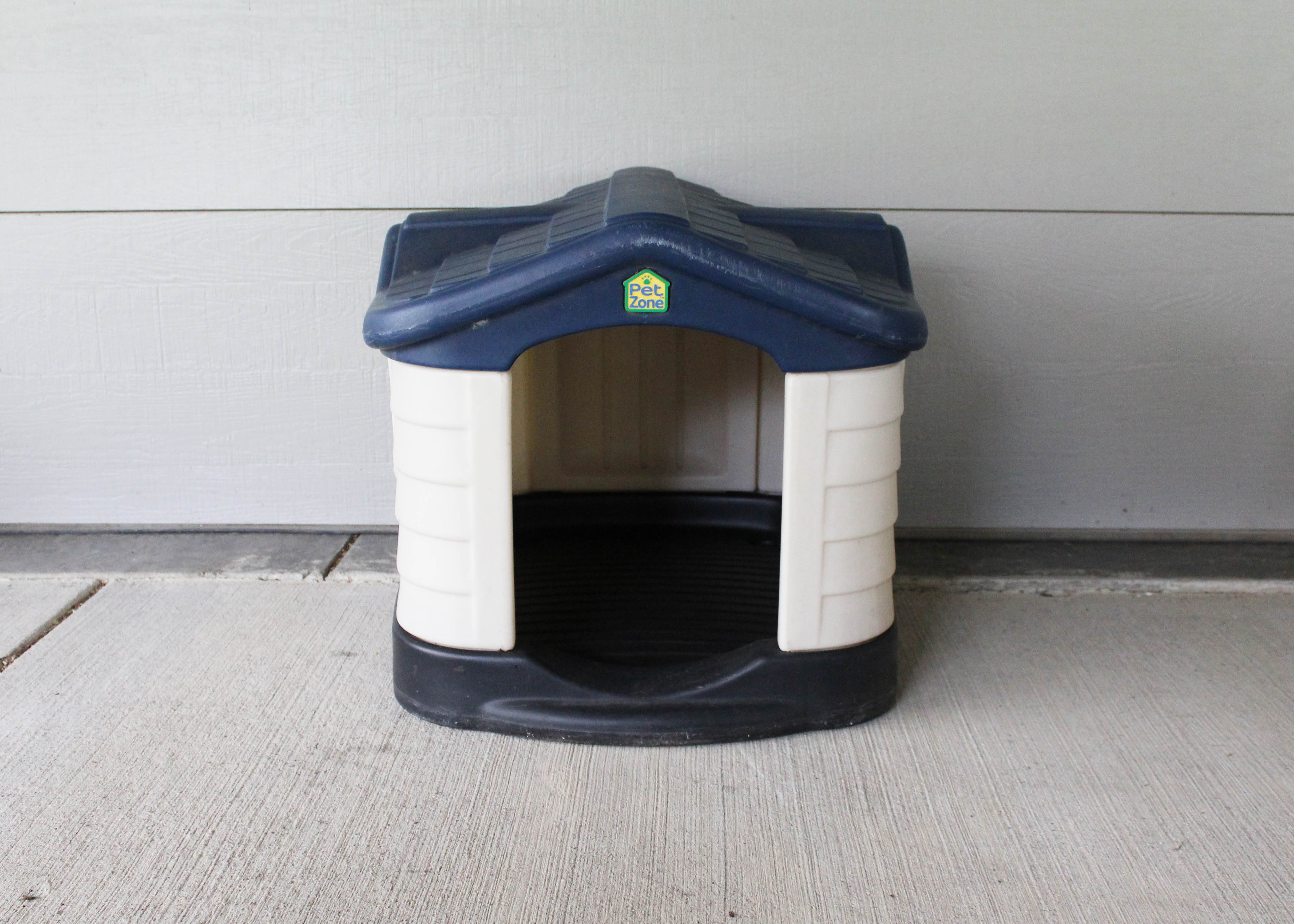 Plastic "Pet Zone" Dog House EBTH