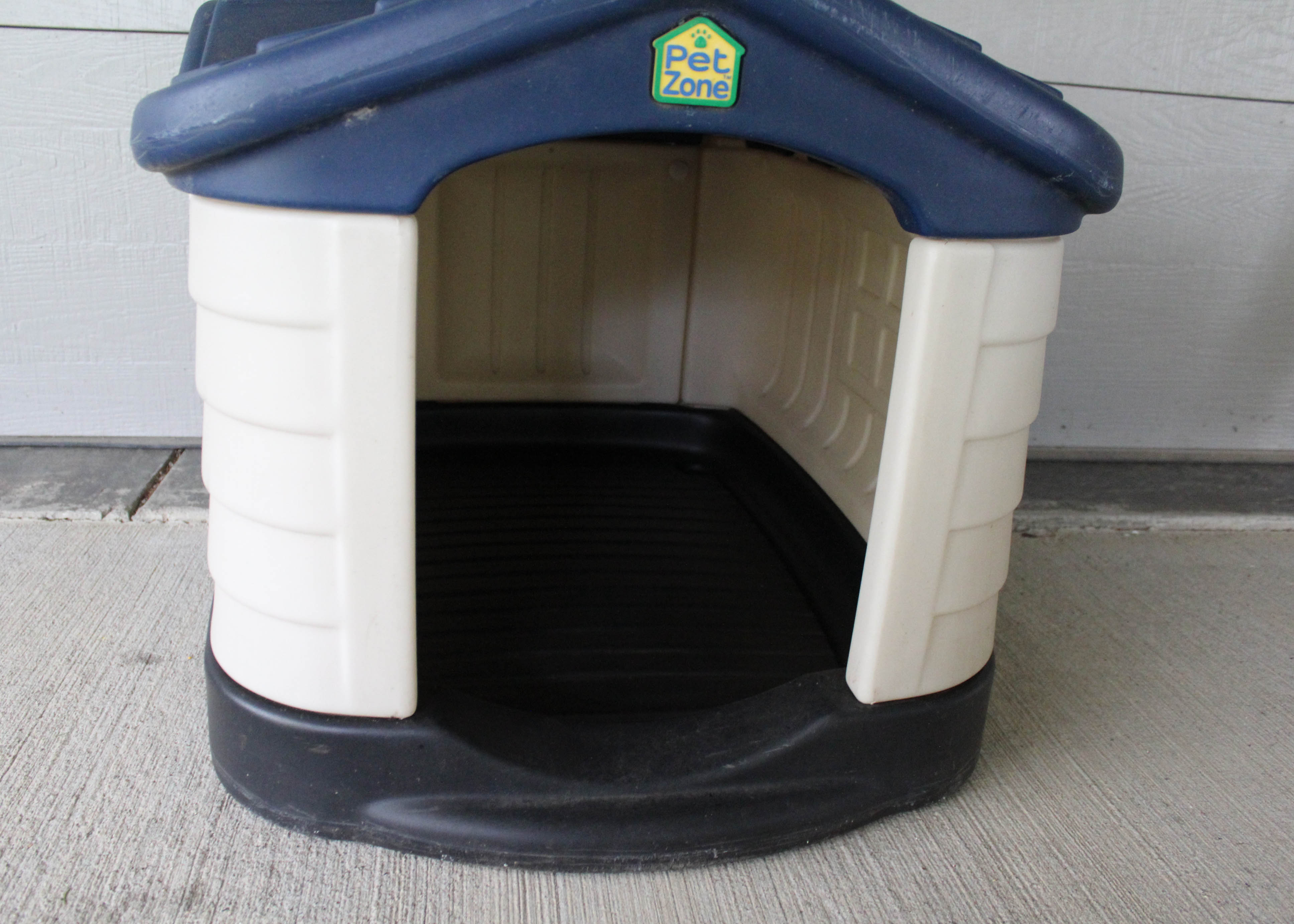 Plastic "Pet Zone" Dog House EBTH
