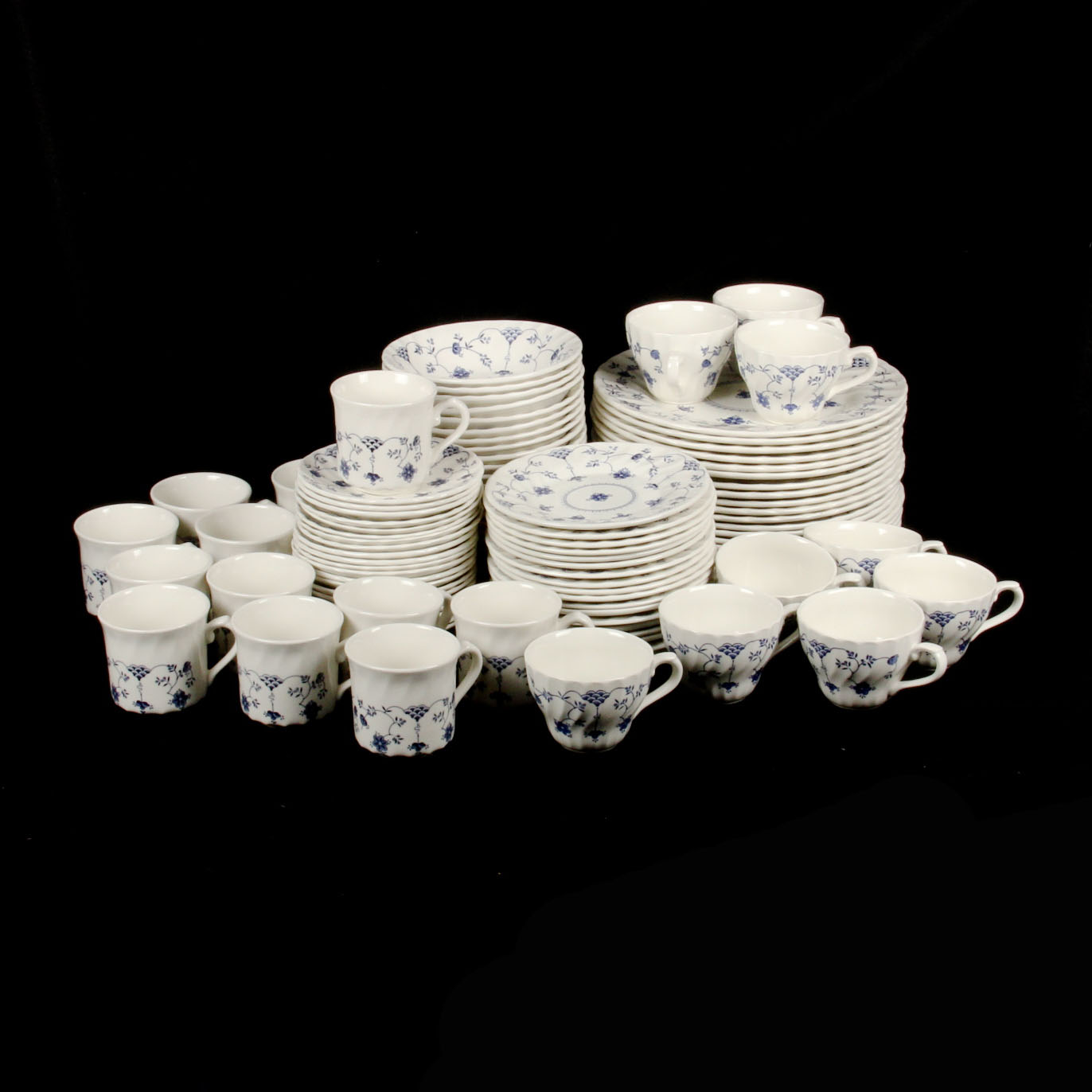 Churchill Fine English Tableware Set in Finlandia Pattern EBTH