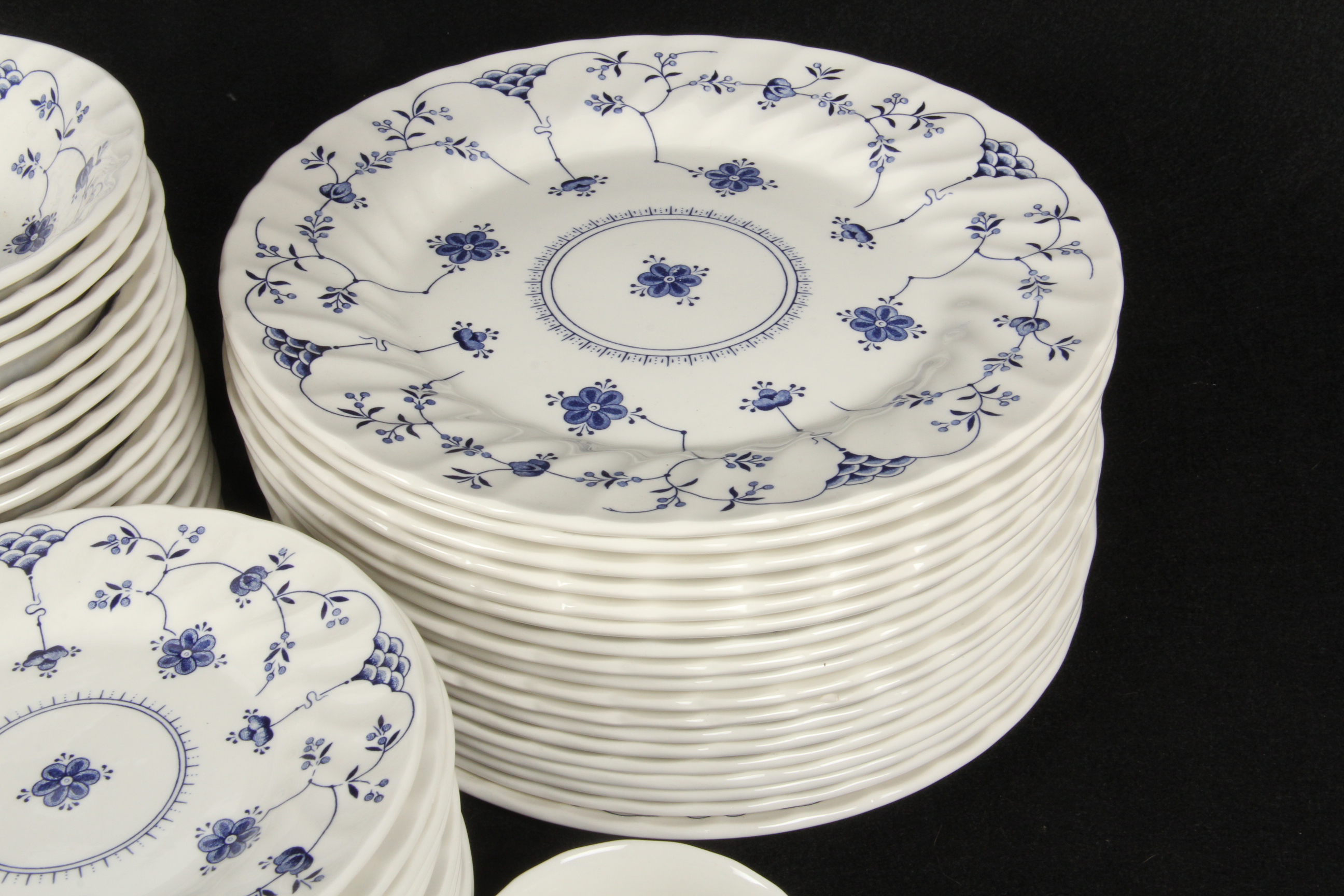 Churchill Fine English Tableware Set in Finlandia Pattern EBTH