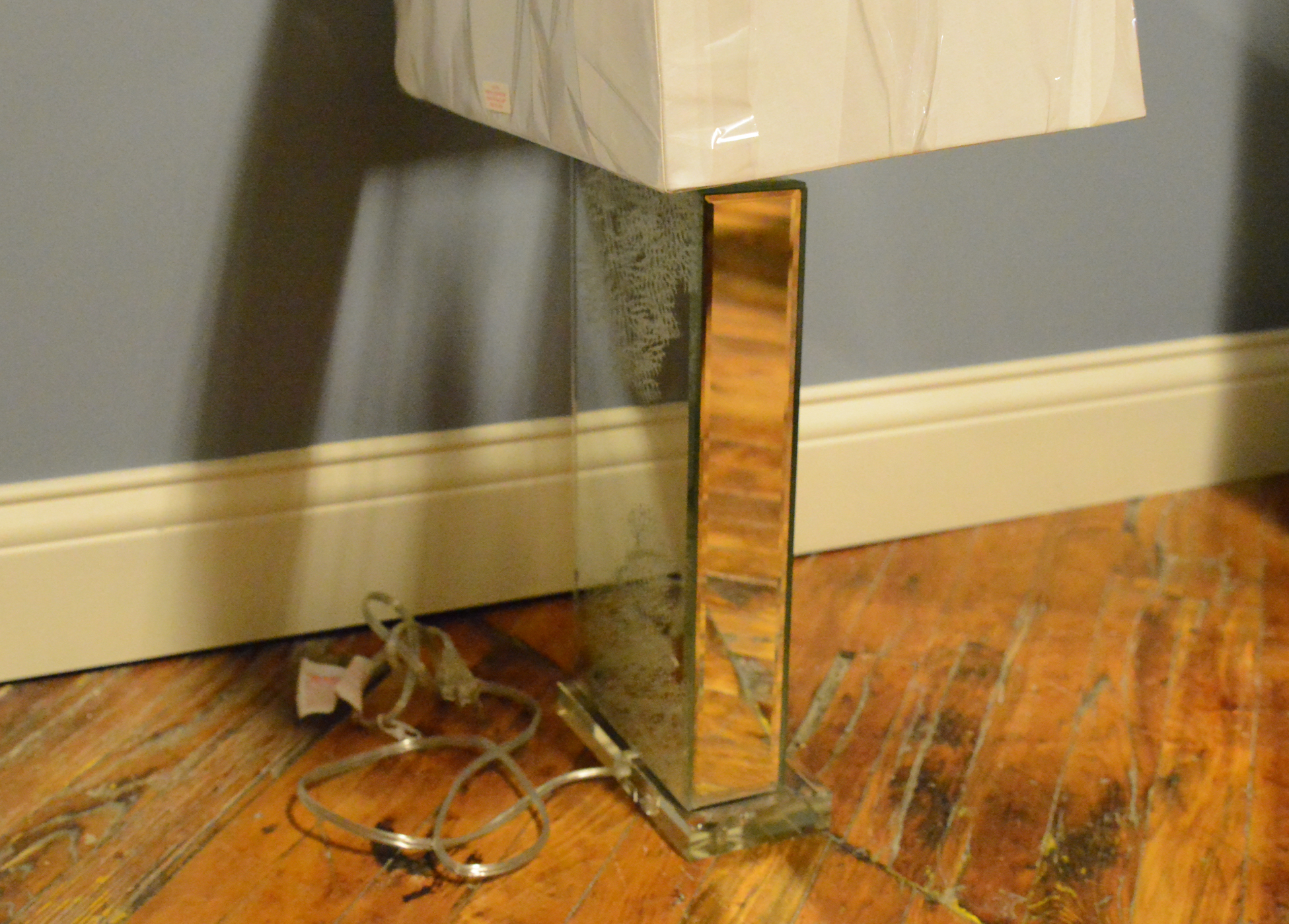 New Tahari Table Lamp with Mirrored Body EBTH