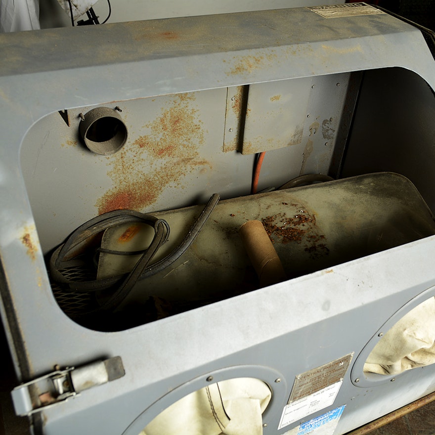 Central pneumatic blast cabinet Clearance