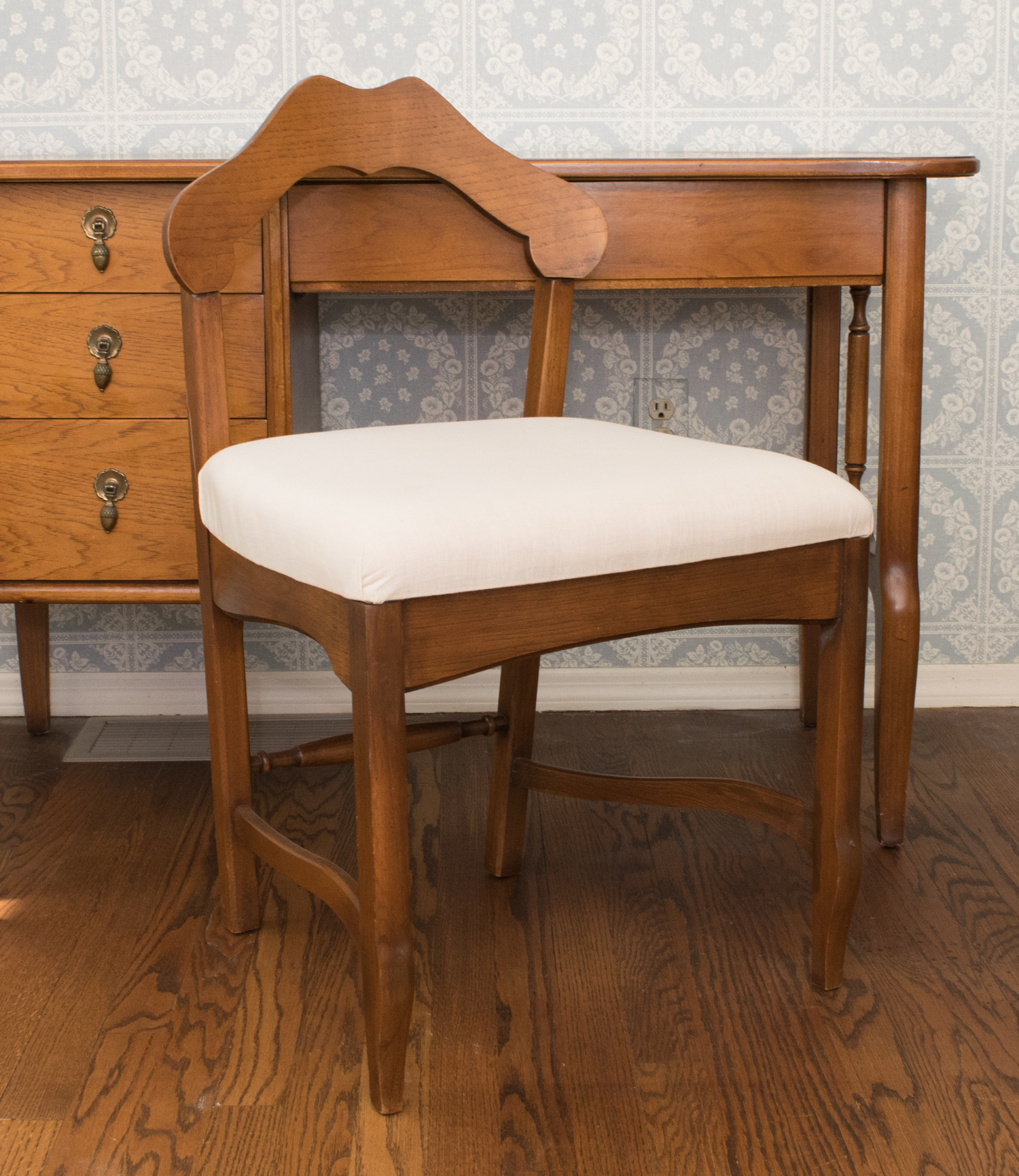 KentCoffey Traditional Oak Desk and Chair EBTH