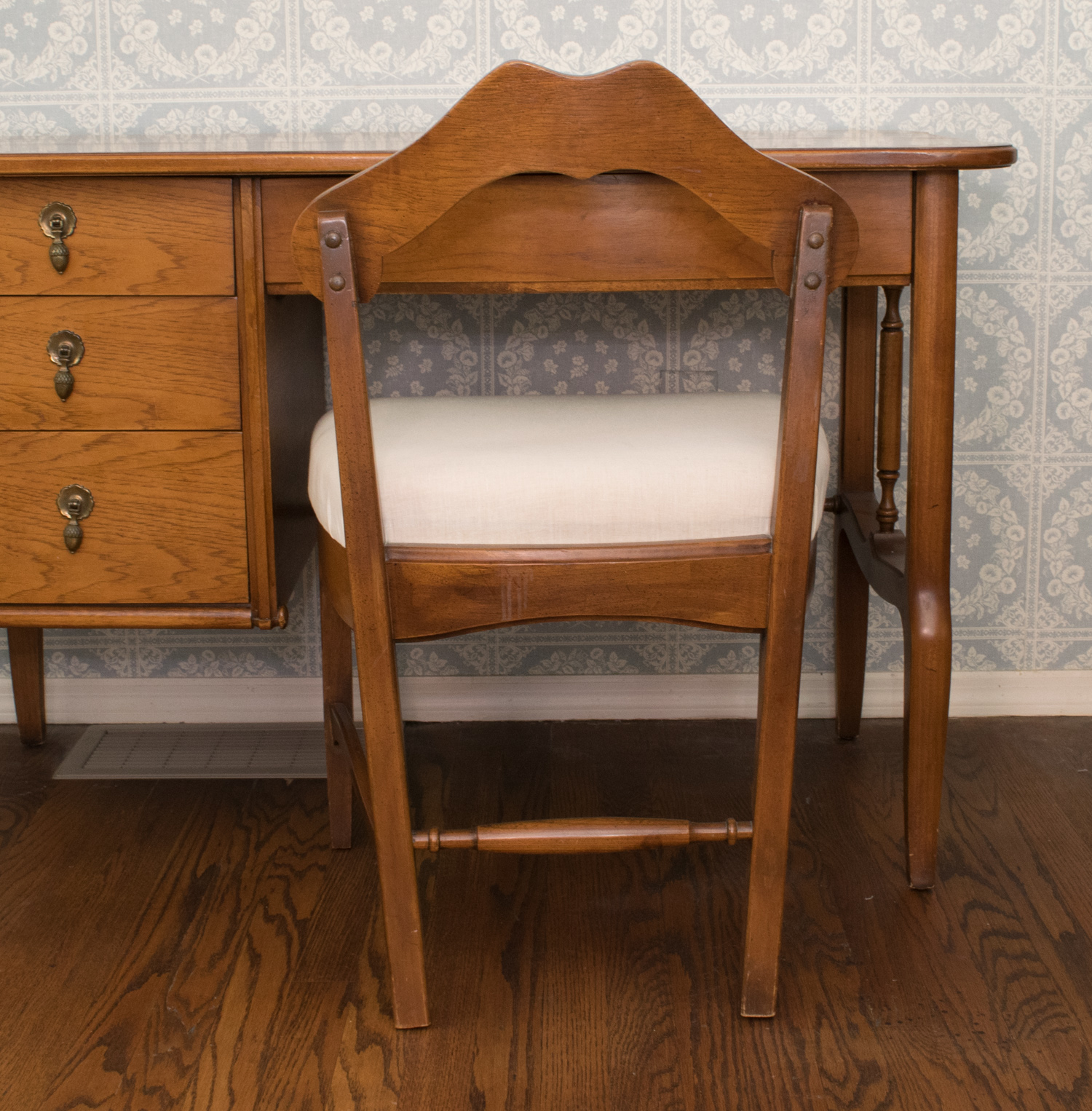 KentCoffey Traditional Oak Desk and Chair EBTH