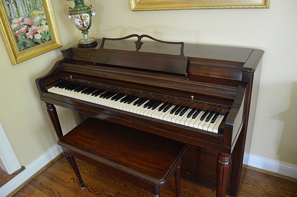 Vintage Wurlitzer Piano in Mahogany EBTH