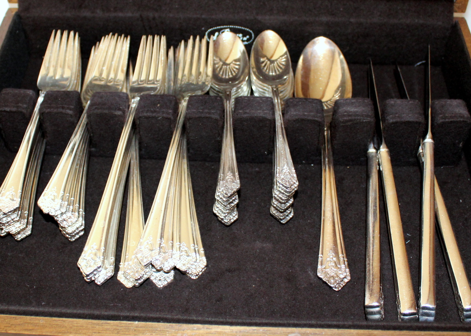 1847 Rogers Brothers "Her Majesty" Silver Plate Flatware In Chest | EBTH