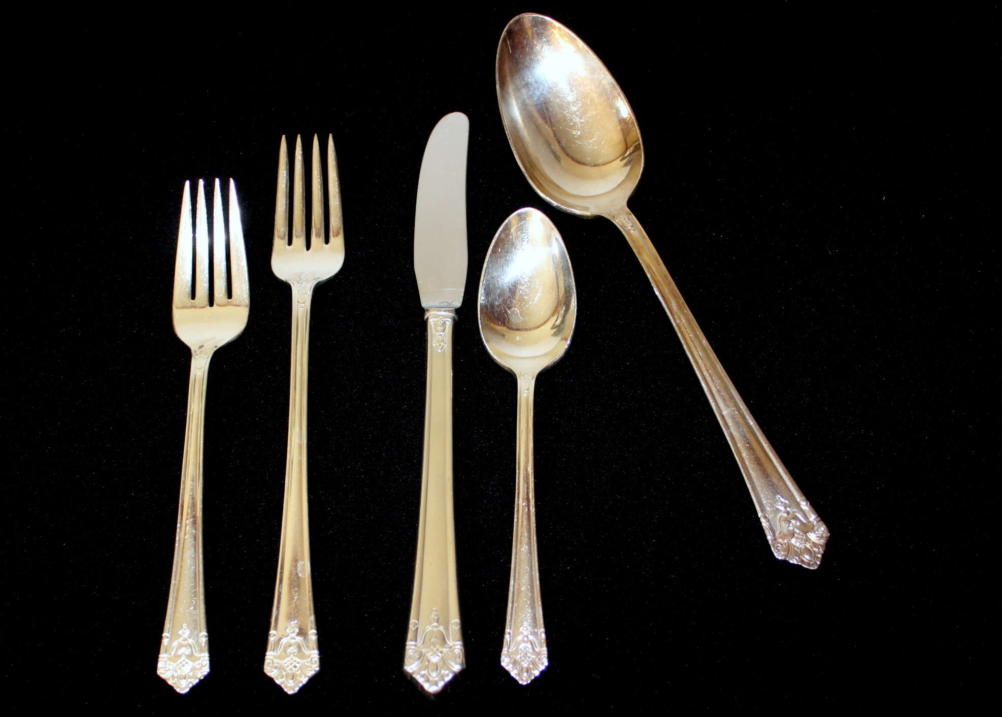 1847 Rogers Brothers "Her Majesty" Silver Plate Flatware in Chest EBTH