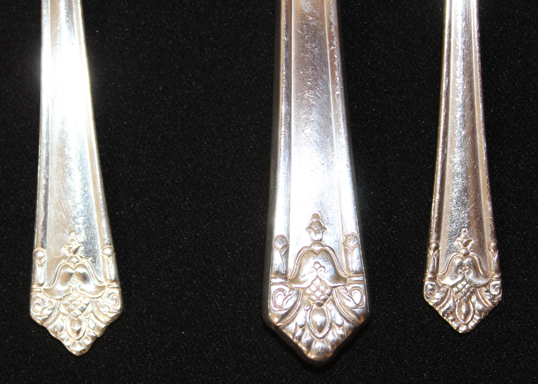1847-rogers-brothers-her-majesty-silver-plate-flatware-in-chest-ebth