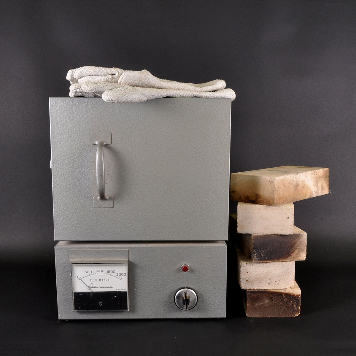 Electric Tabletop Kiln with Fire Bricks EBTH