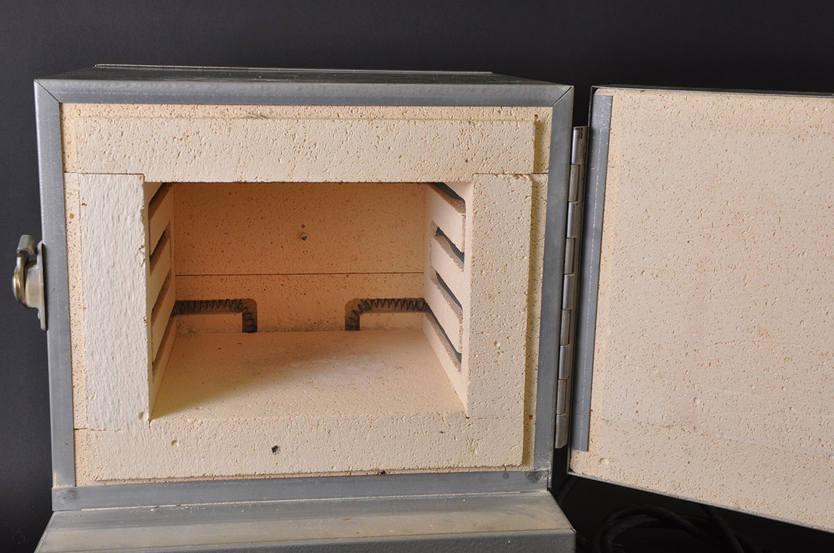 Electric Tabletop Kiln with Fire Bricks EBTH