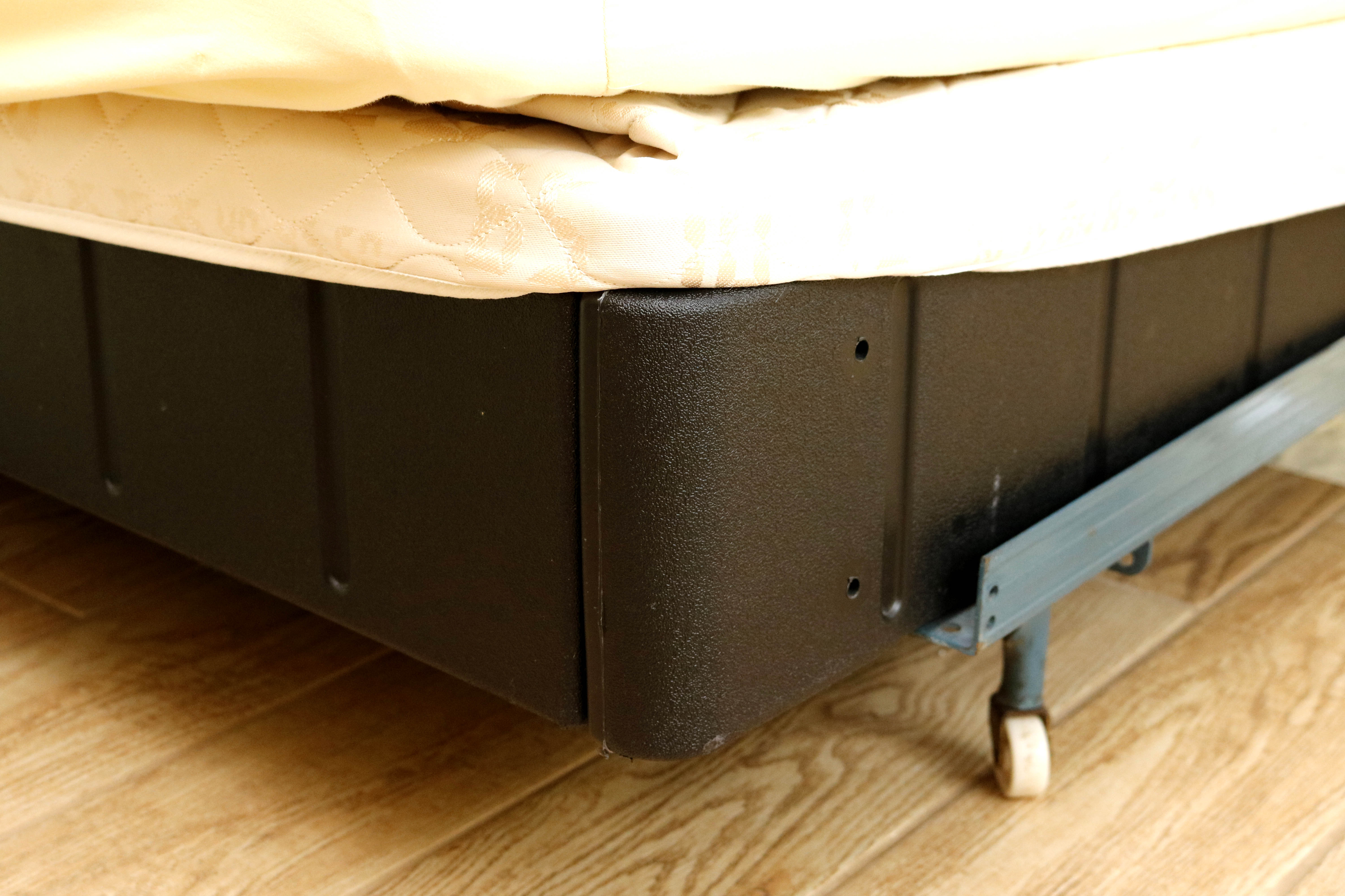 Knotty Pine Headboard and Rails with Sleep Number Mattress EBTH