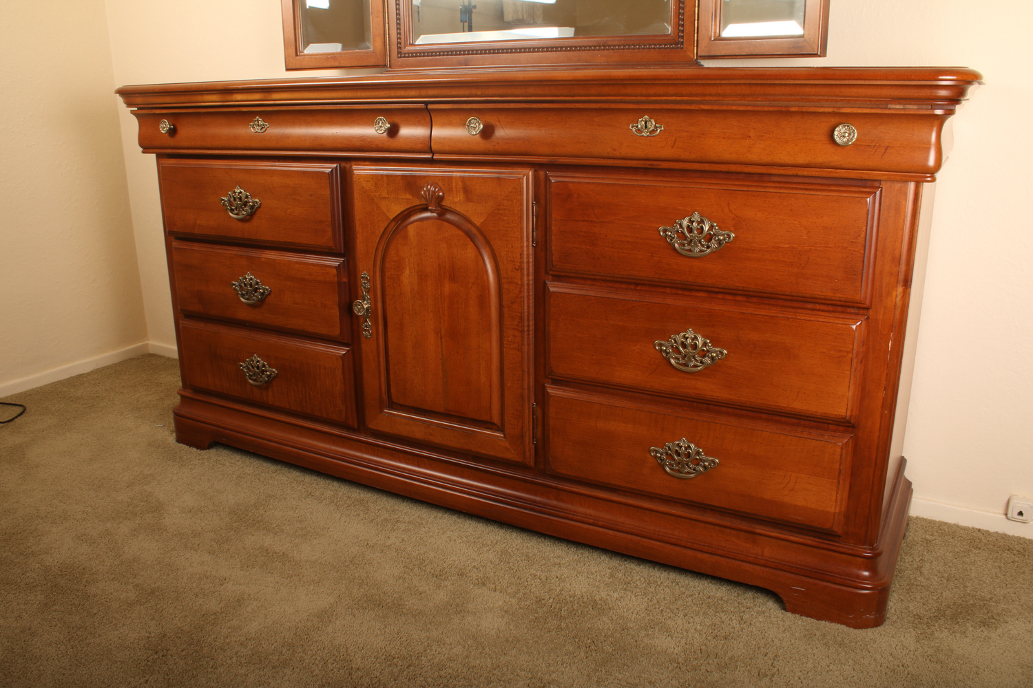 Kincaid "Jackson Landing" Dresser with Mirror EBTH