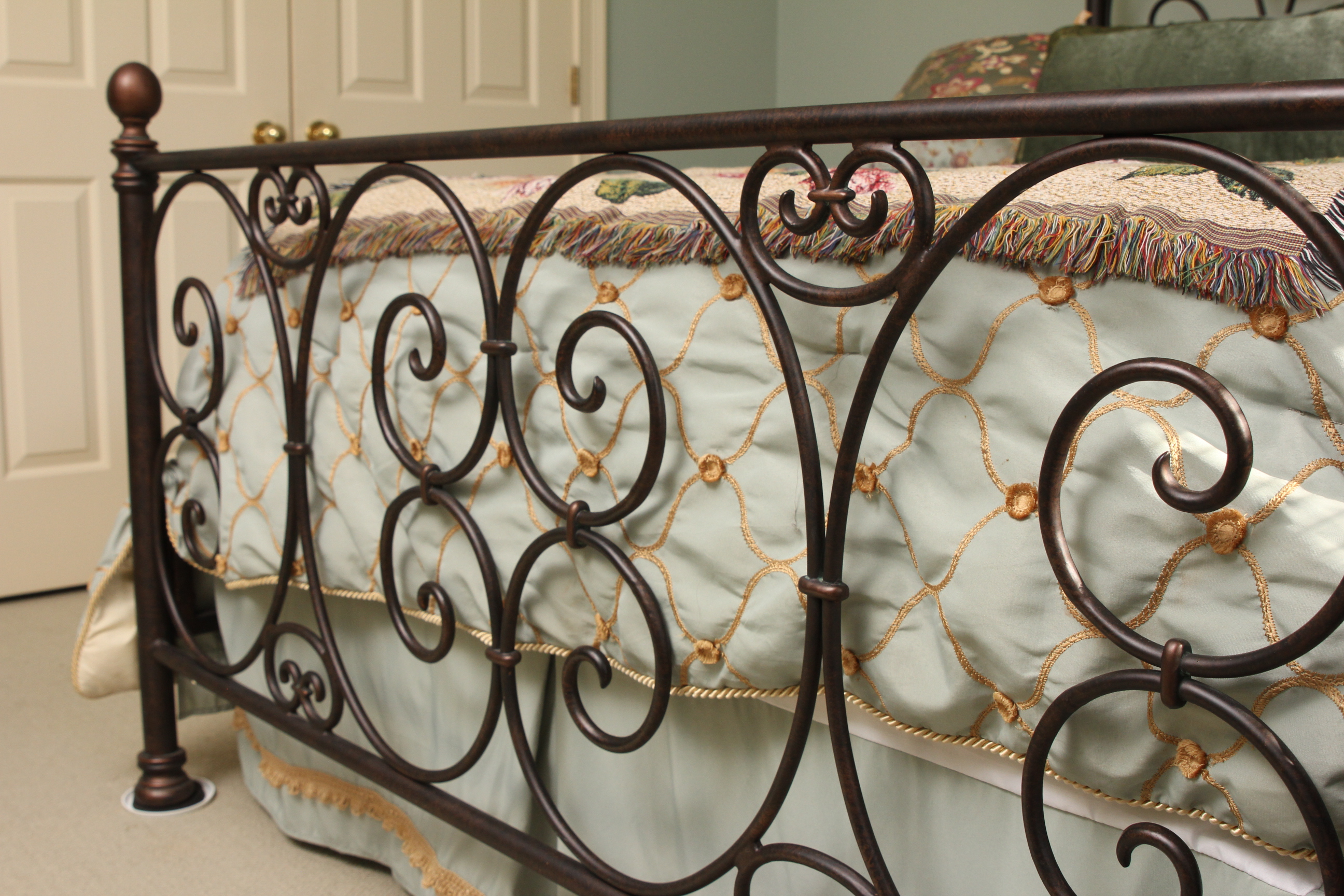 Full Size Iron Bed Frame EBTH   IMG 0259.JPG