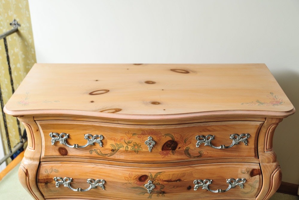Pulaski Bombe Chest of Drawers | EBTH