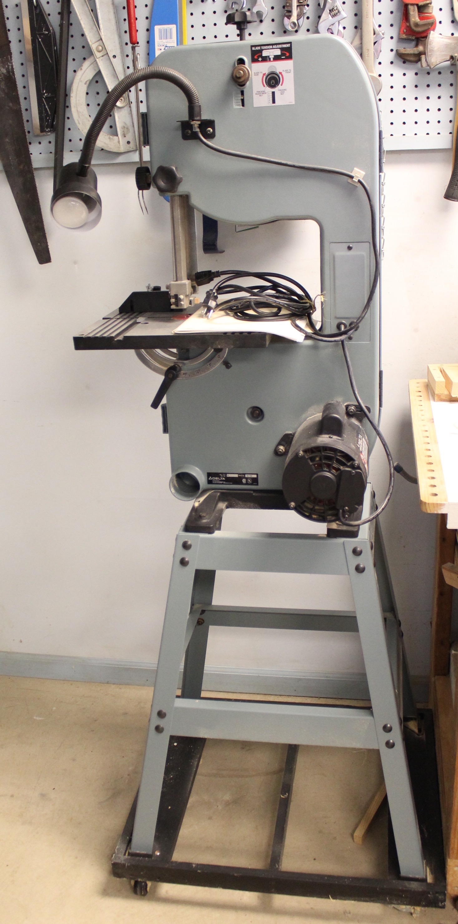 Delta 10" Band Saw on Stand EBTH