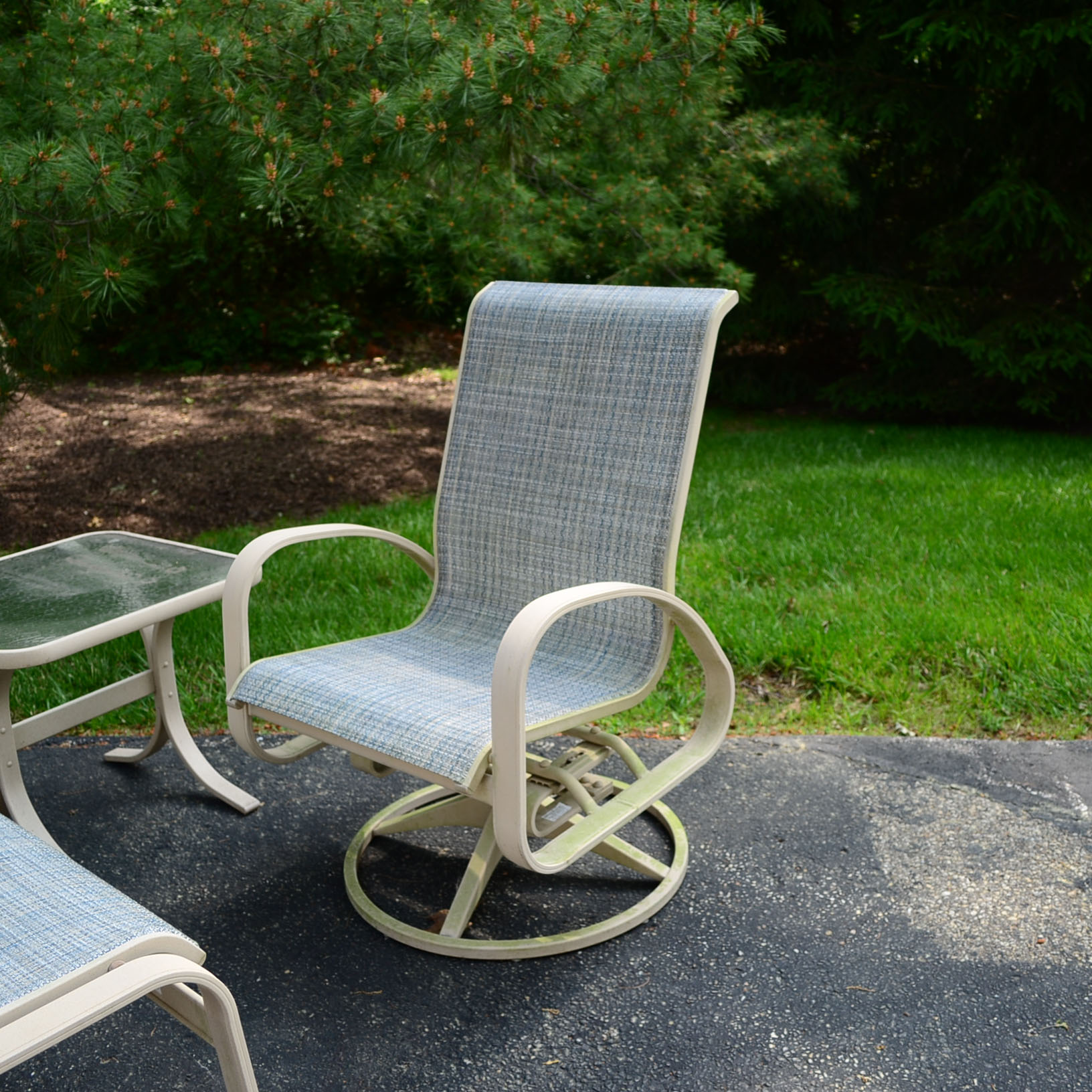 Outdoor Swivel Chair With End Table And Footrest | EBTH