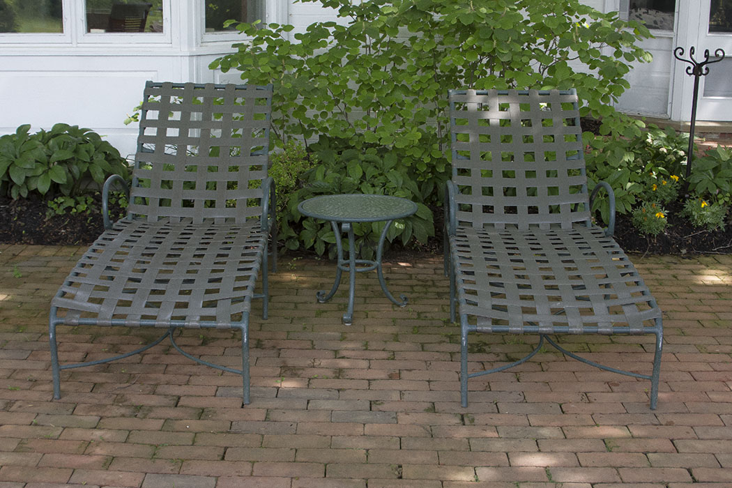 Brown Jordan "Roma" Patio Loungers and Side Table EBTH