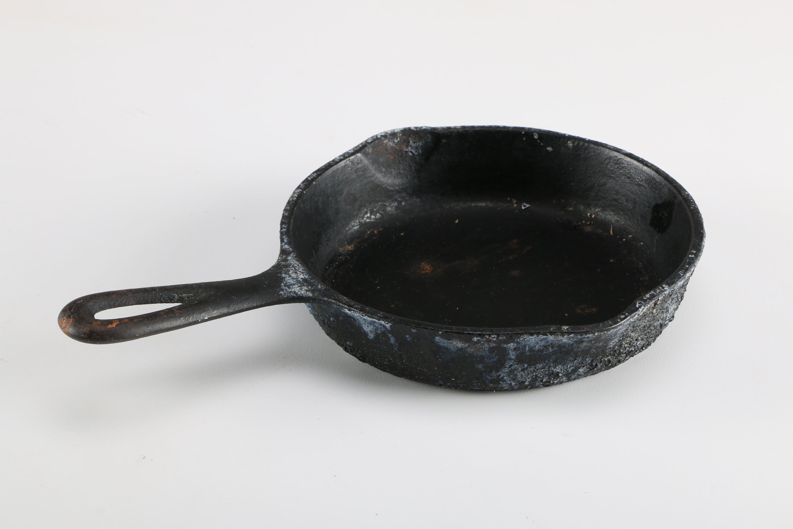 Assorted Vintage Cast Iron Pans EBTH