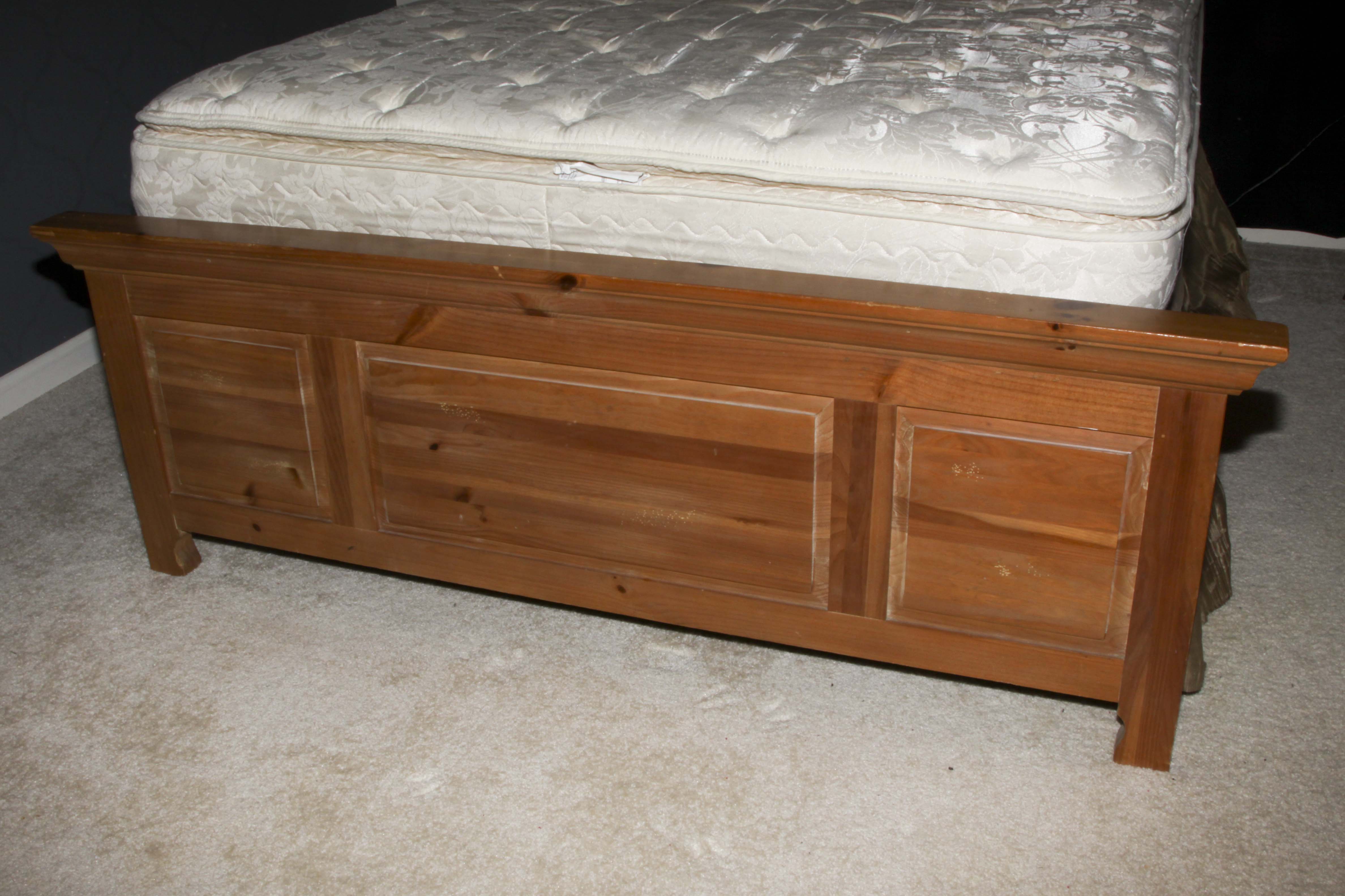 Broyhill Fontana Pine QueenSize Bed Frame EBTH