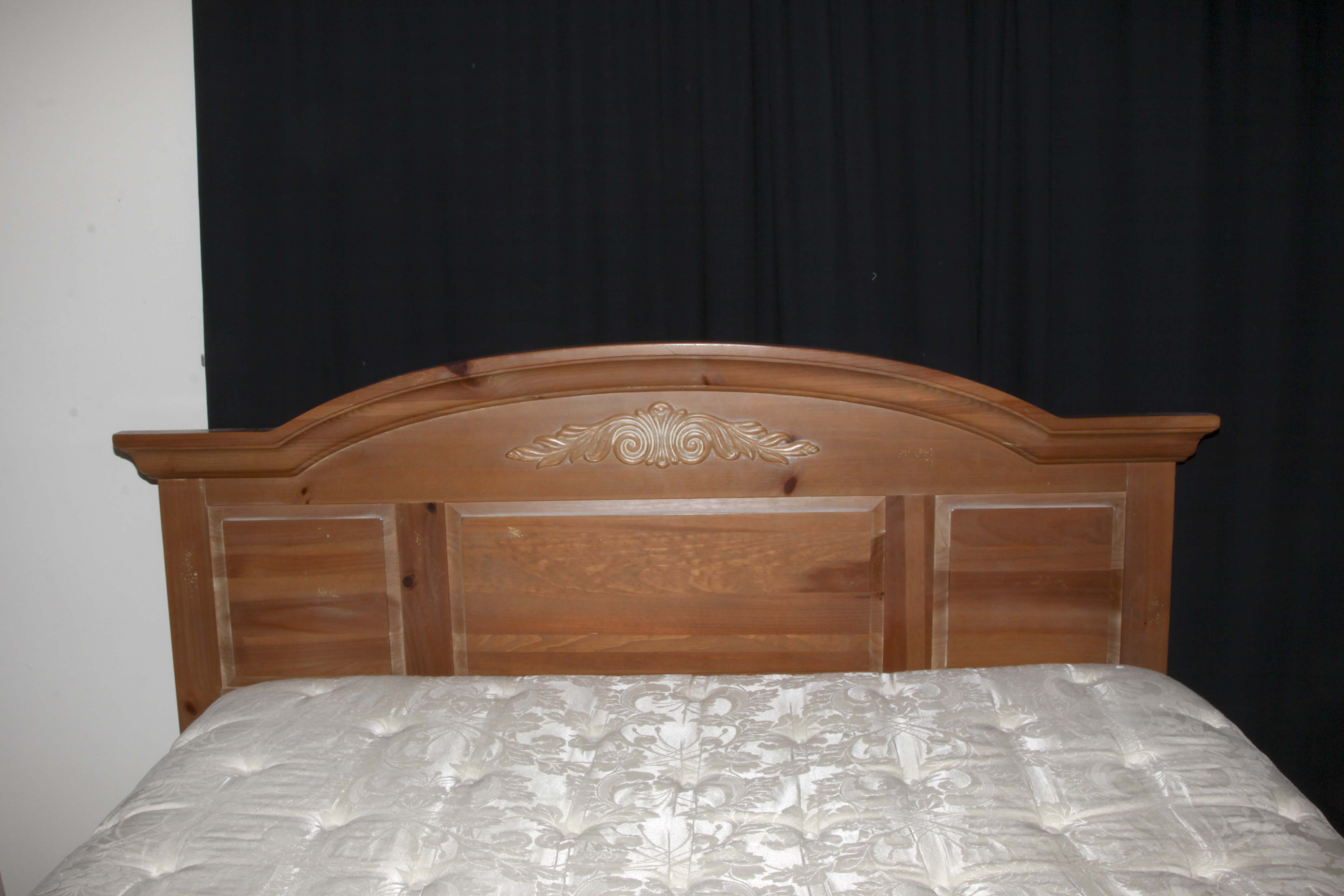 Broyhill Fontana Pine QueenSize Bed Frame EBTH