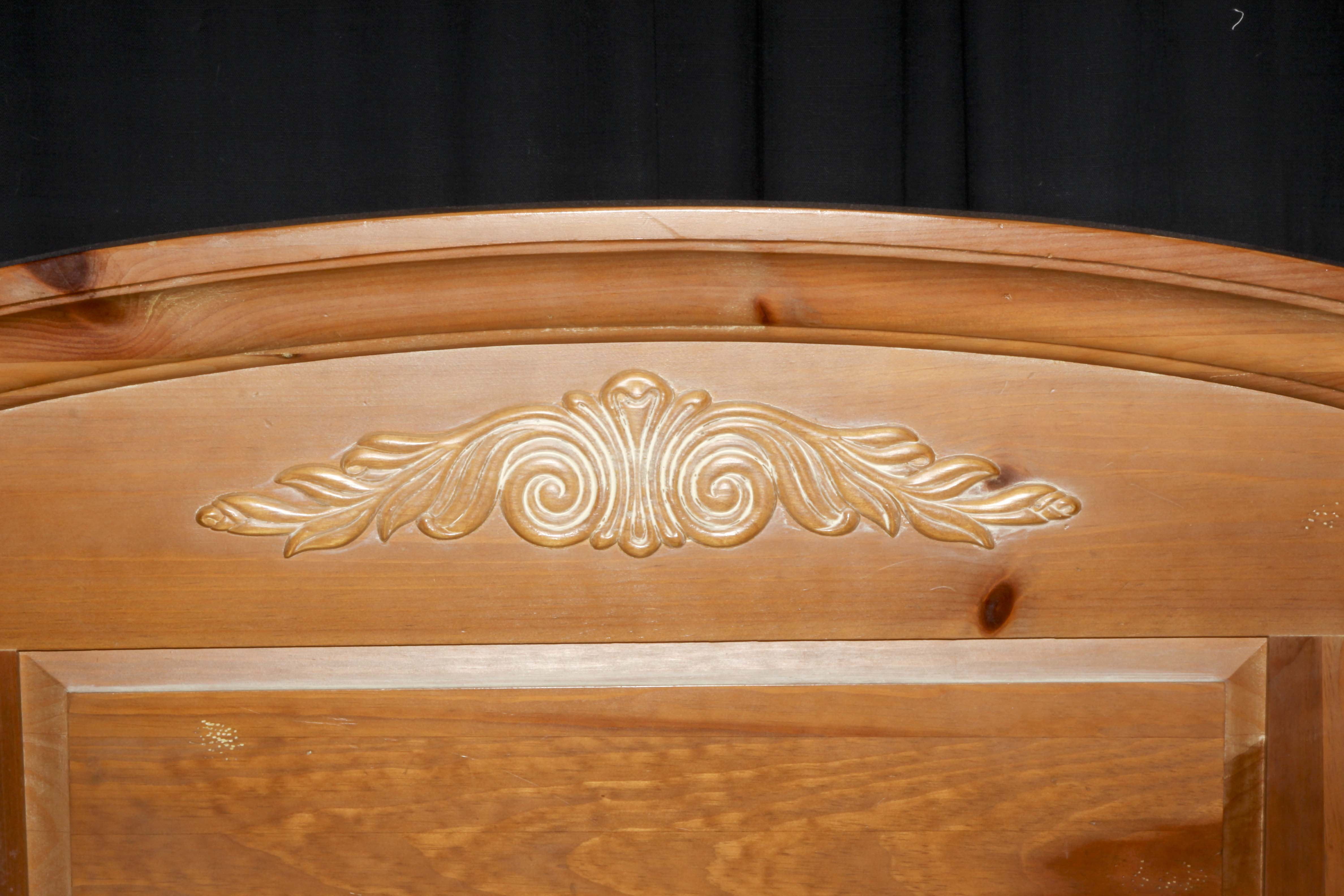 Broyhill Fontana Pine QueenSize Bed Frame EBTH