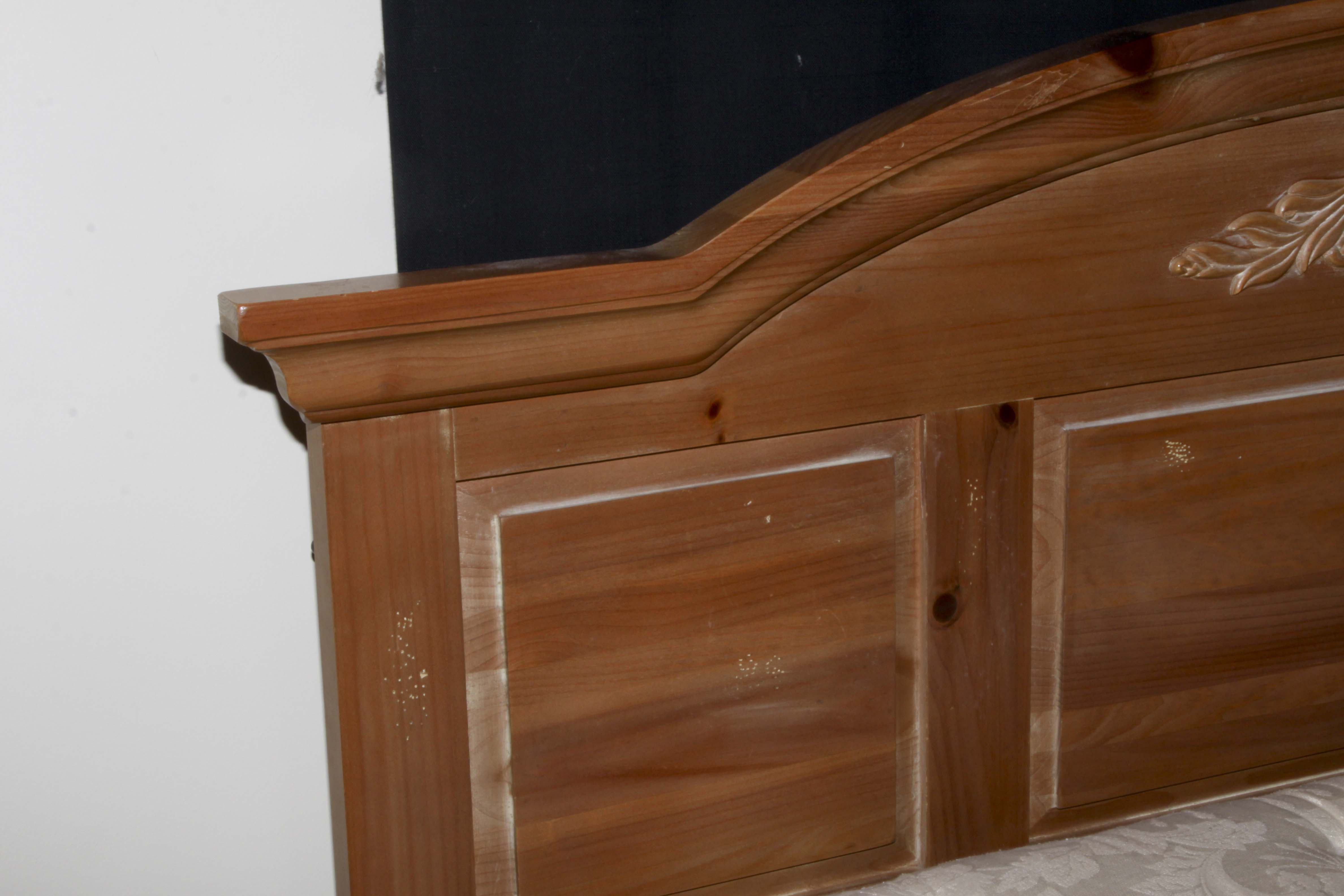 Broyhill Fontana Pine QueenSize Bed Frame EBTH